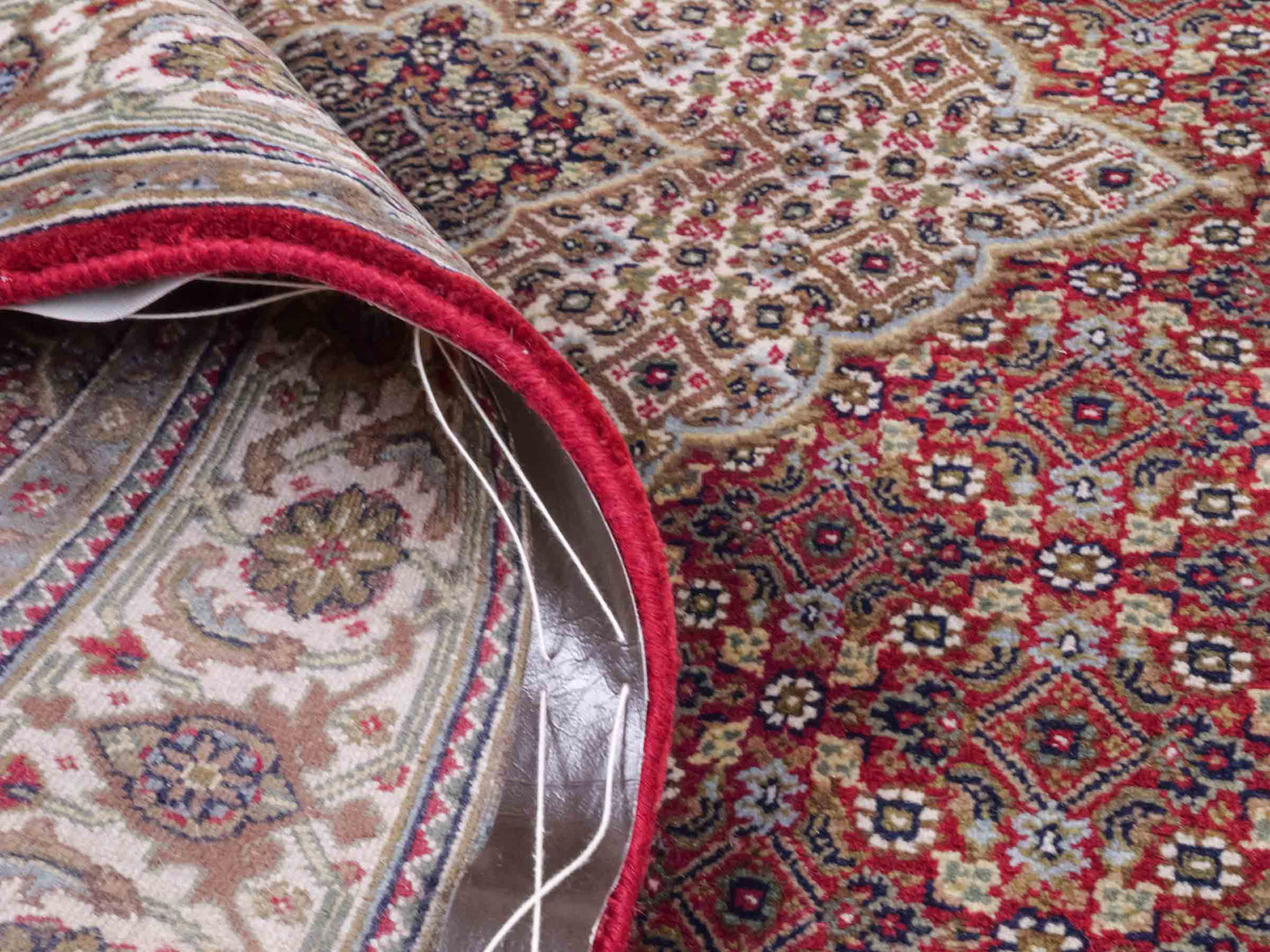 Handgeknüpfter Indo Täbriz Mahi Orientteppich von Khademi aus Wolle, rot, beige. Klassisches Medaillon. Traditionell von Hand geknüpft in Indien. Größe: 186 cm x 120 cm. Teppichnummer: SB3-1121 | Jupiter Intl.