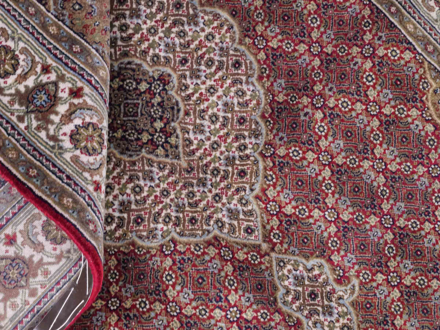 Handgeknüpfter Indo Täbriz Mahi Orientteppich von Khademi aus Wolle, rot, beige. Klassisches Medaillon. Traditionell von Hand geknüpft in Indien. Größe: 186 cm x 120 cm. Teppichnummer: SB3-1121 | Jupiter Intl.