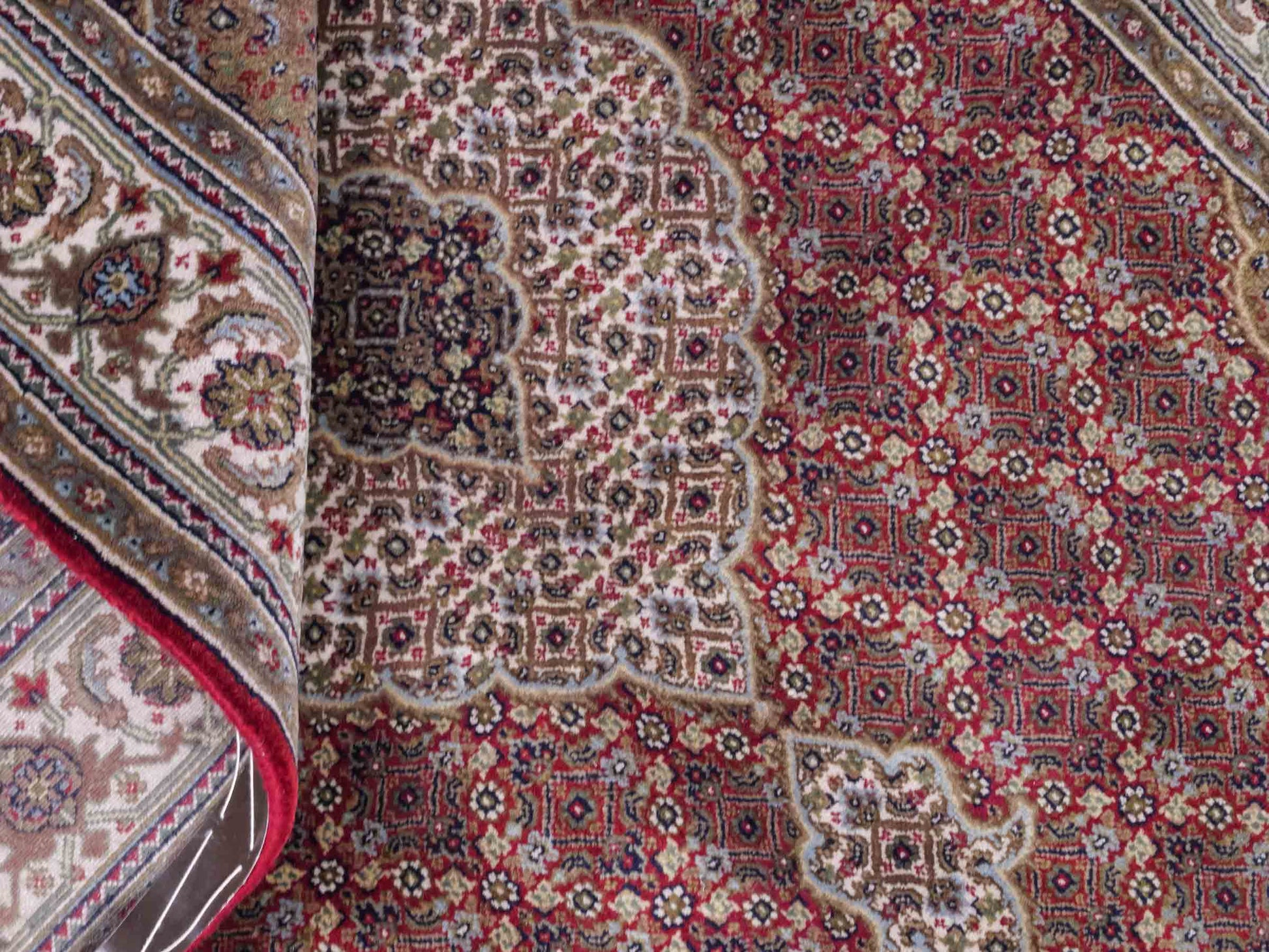 Handgeknüpfter Indo Täbriz Mahi Orientteppich von Khademi aus Wolle, rot, beige. Klassisches Medaillon. Traditionell von Hand geknüpft in Indien. Größe: 186 cm x 120 cm. Teppichnummer: SB3-1121 | Jupiter Intl.