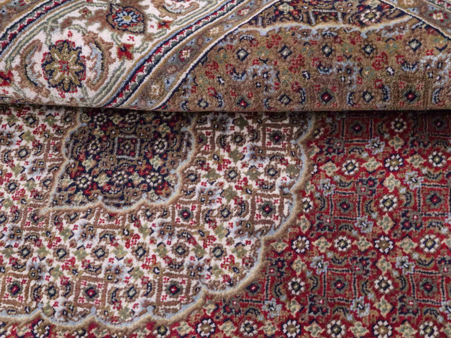 Handgeknüpfter Indo Täbriz Mahi Orientteppich von Khademi aus Wolle, rot, beige. Klassisches Medaillon. Traditionell von Hand geknüpft in Indien. Größe: 186 cm x 120 cm. Teppichnummer: SB3-1121 | Jupiter Intl.
