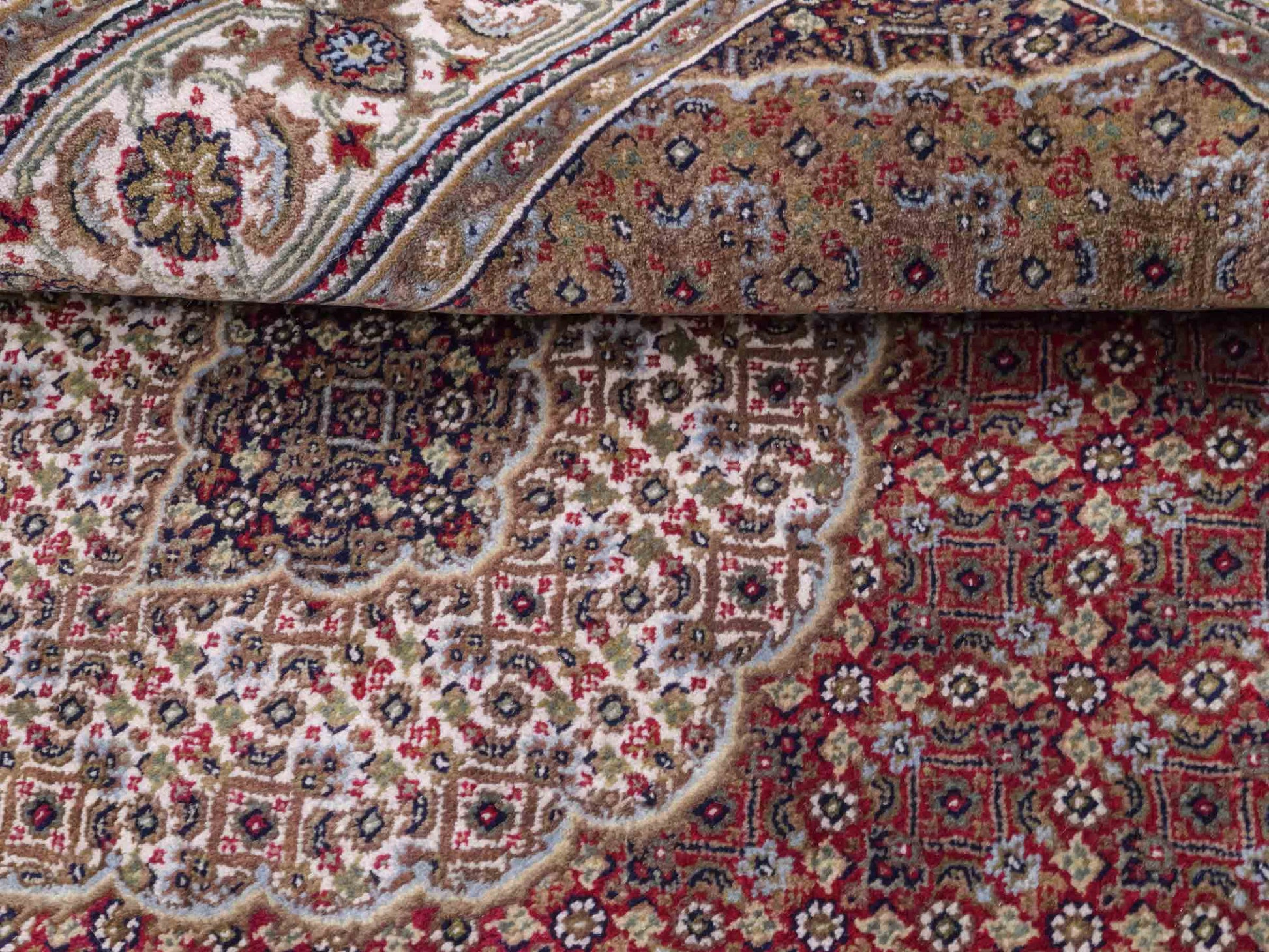 Handgeknüpfter Indo Täbriz Mahi Orientteppich von Khademi aus Wolle, rot, beige. Klassisches Medaillon. Traditionell von Hand geknüpft in Indien. Größe: 186 cm x 120 cm. Teppichnummer: SB3-1121 | Jupiter Intl.