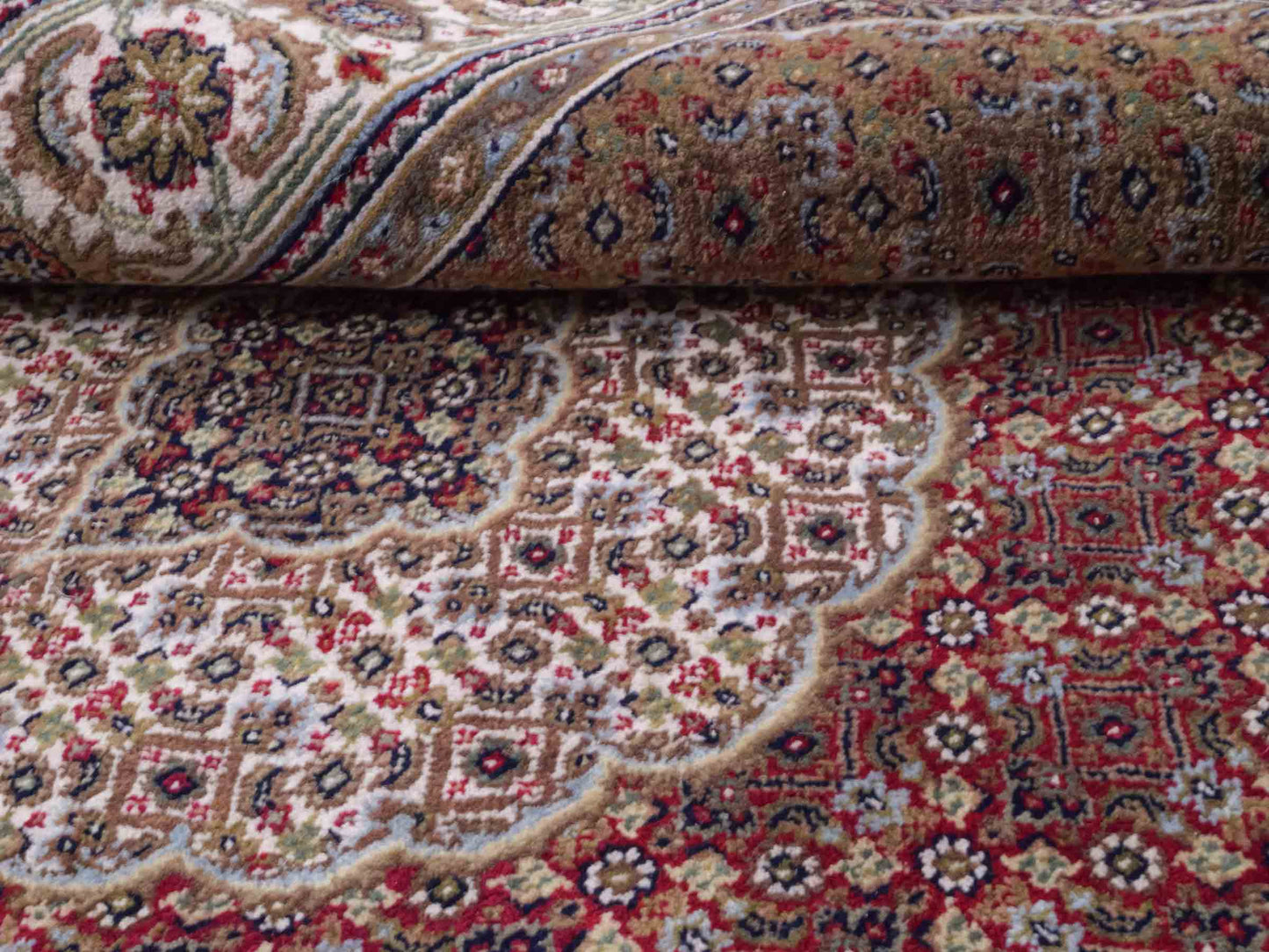 Handgeknüpfter Indo Täbriz Mahi Orientteppich von Khademi aus Wolle, rot, beige. Klassisches Medaillon. Traditionell von Hand geknüpft in Indien. Größe: 186 cm x 120 cm. Teppichnummer: SB3-1121 | Jupiter Intl.