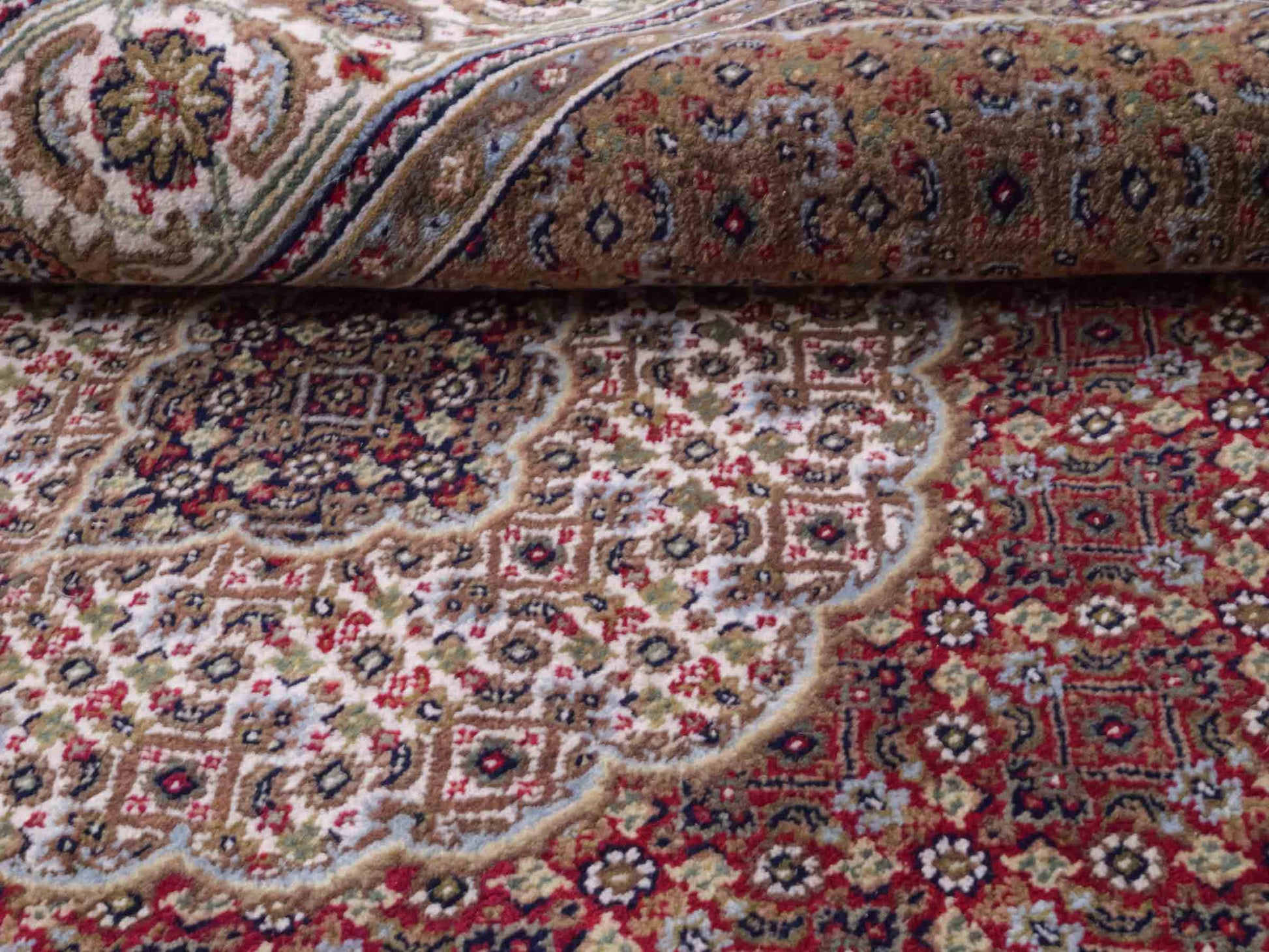 Handgeknüpfter Indo Täbriz Mahi Orientteppich von Khademi aus Wolle, rot, beige. Klassisches Medaillon. Traditionell von Hand geknüpft in Indien. Größe: 186 cm x 120 cm. Teppichnummer: SB3-1121 | Jupiter Intl.
