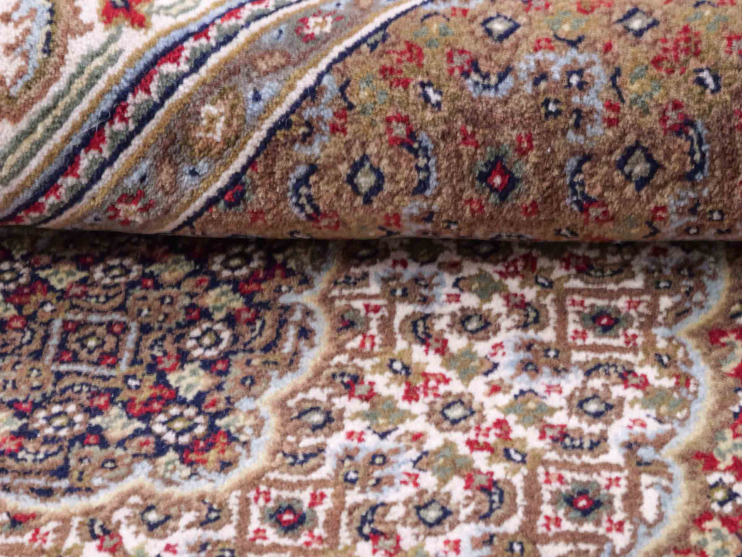 Handgeknüpfter Indo Täbriz Mahi Orientteppich von Khademi aus Wolle, rot, beige. Klassisches Medaillon. Traditionell von Hand geknüpft in Indien. Größe: 186 cm x 120 cm. Teppichnummer: SB3-1121 | Jupiter Intl.