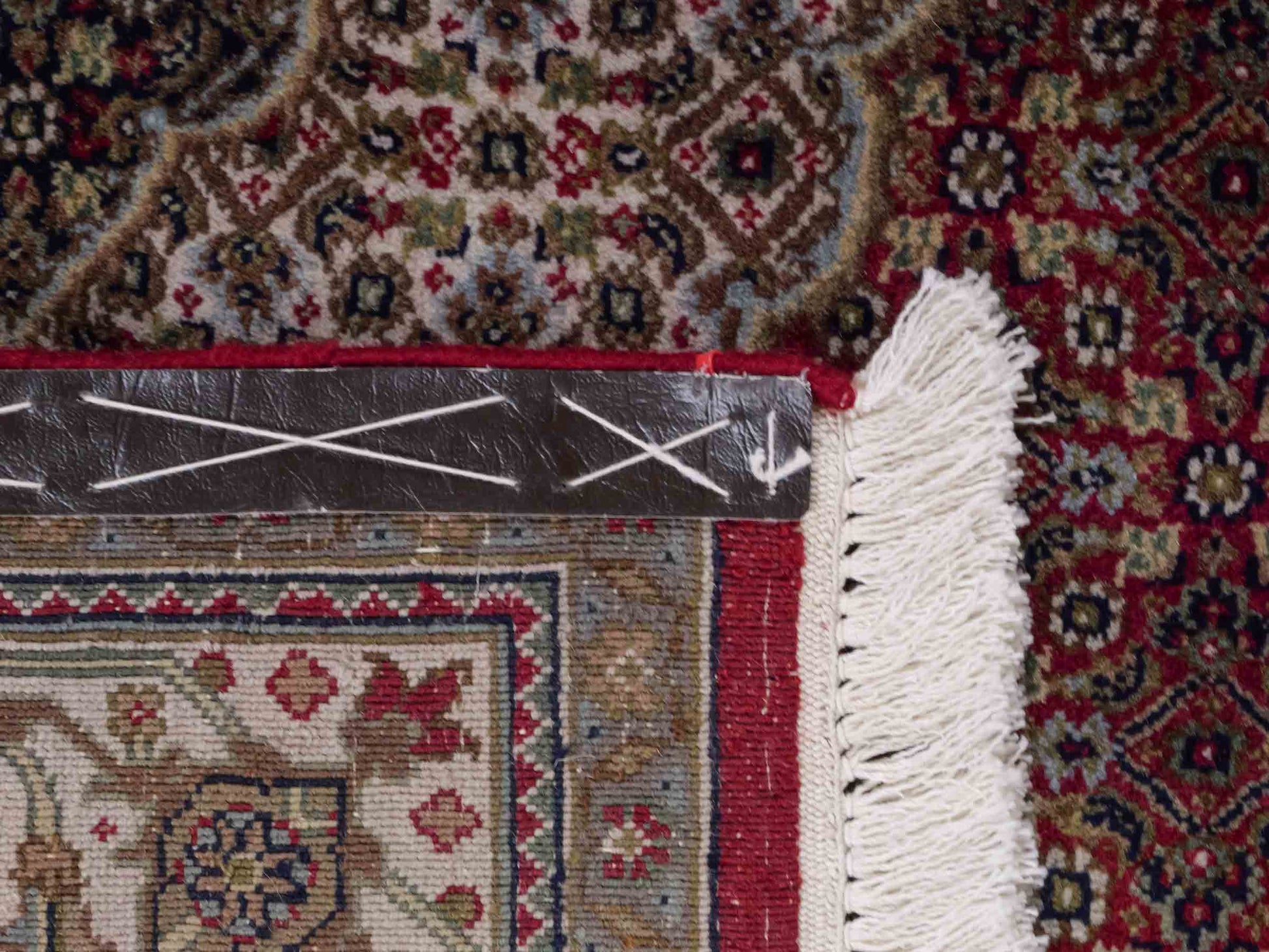 Handgeknüpfter Indo Täbriz Mahi Orientteppich von Khademi aus Wolle, rot, beige. Klassisches Medaillon. Traditionell von Hand geknüpft in Indien. Größe: 186 cm x 120 cm. Teppichnummer: SB3-1121 | Jupiter Intl.
