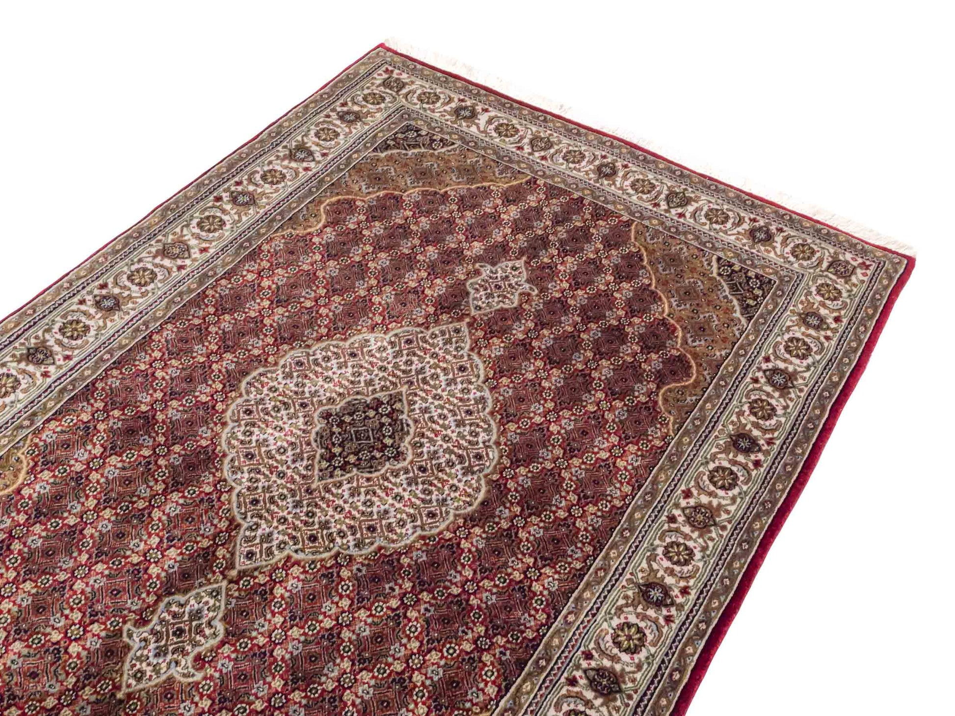 Handgeknüpfter Indo Täbriz Mahi Orientteppich von Khademi aus Wolle, rot, beige. Klassisches Medaillon. Traditionell von Hand geknüpft in Indien. Größe: 186 cm x 120 cm. Teppichnummer: SB3-1121 | Jupiter Intl.