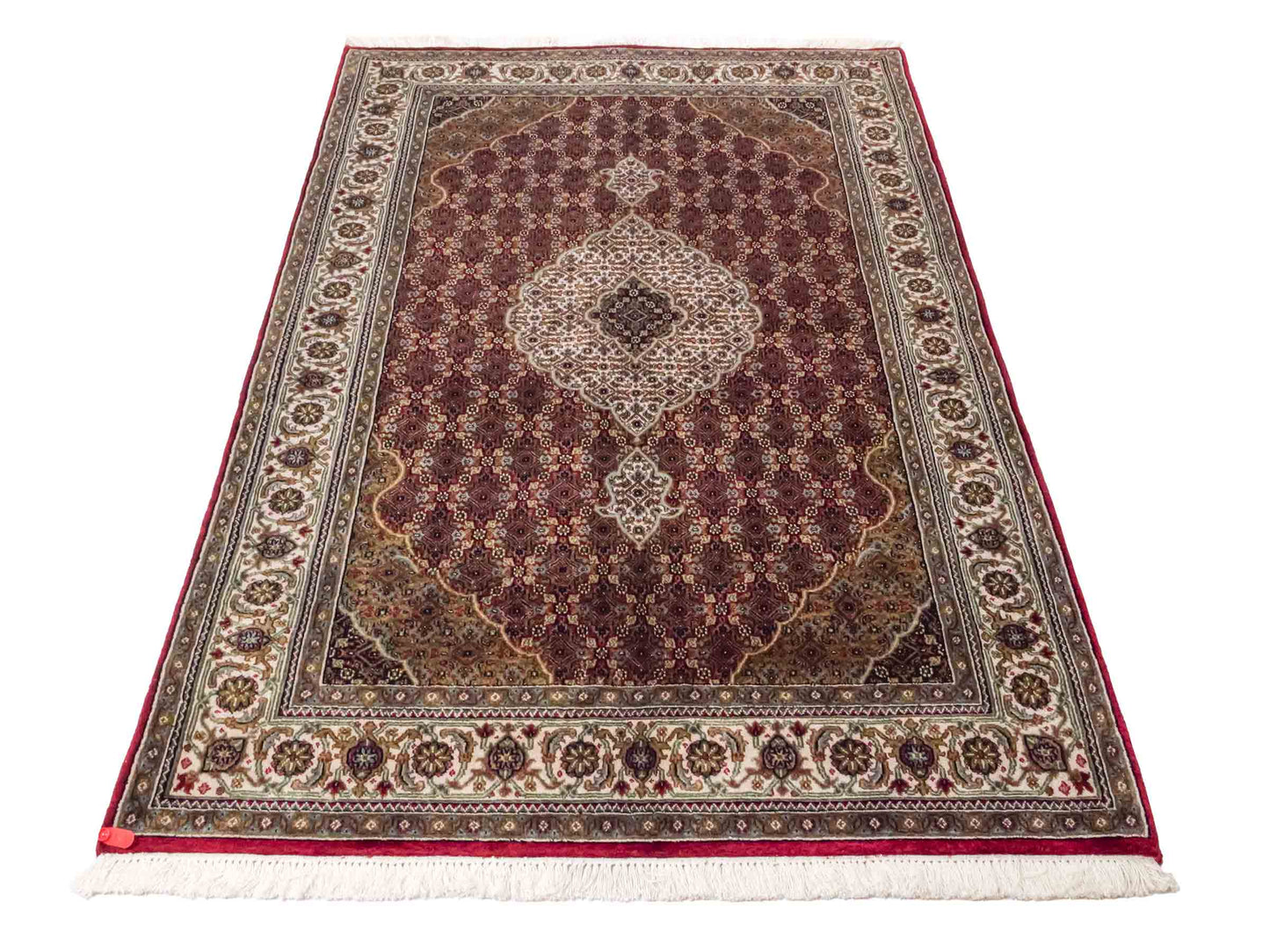 Handgeknüpfter Indo Täbriz Mahi Orientteppich von Khademi aus Wolle, rot, beige. Klassisches Medaillon. Traditionell von Hand geknüpft in Indien. Größe: 186 cm x 120 cm. Teppichnummer: SB3-1121 | Jupiter Intl.