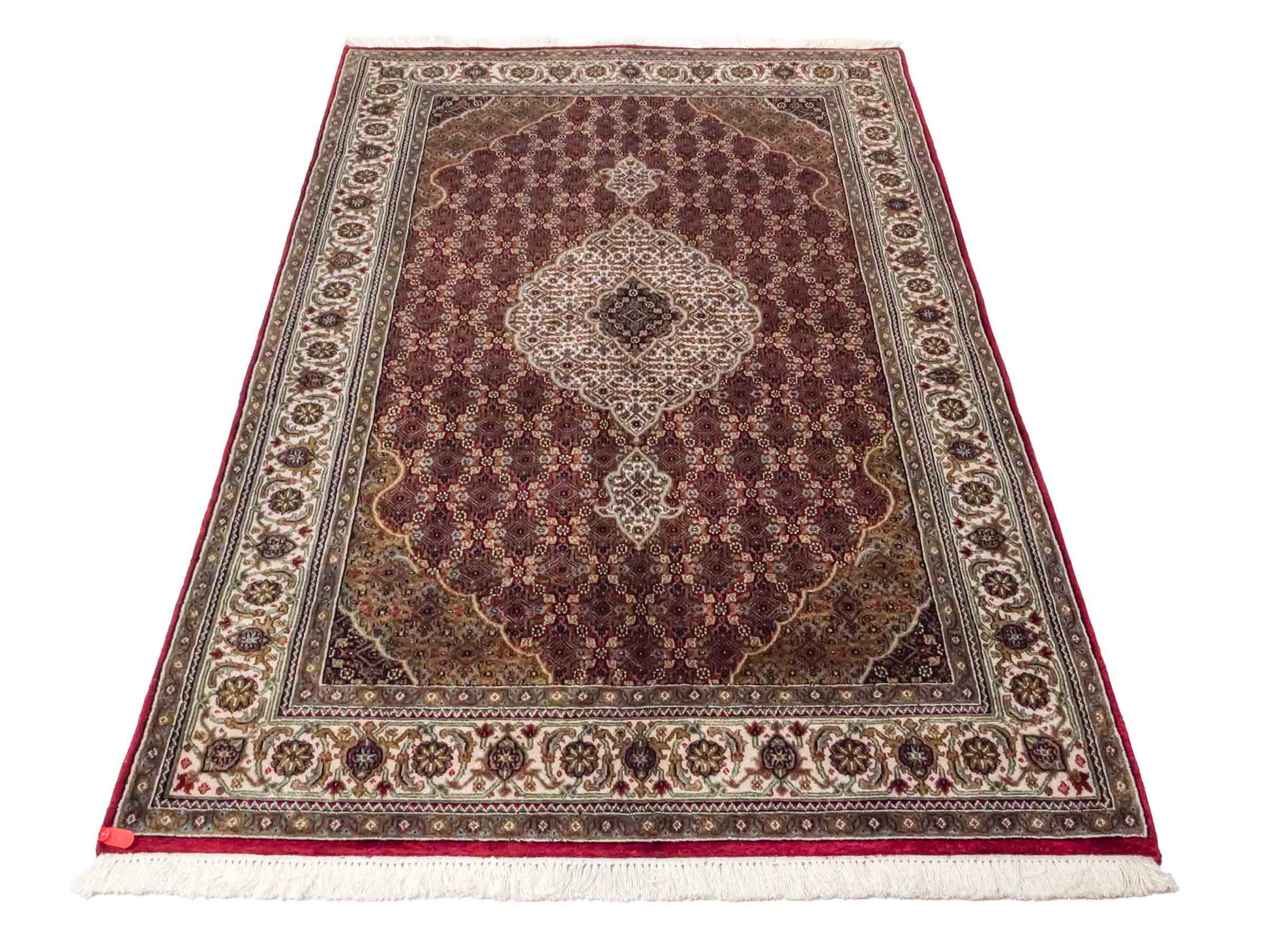 Handgeknüpfter Indo Täbriz Mahi Orientteppich von Khademi aus Wolle, rot, beige. Klassisches Medaillon. Traditionell von Hand geknüpft in Indien. Größe: 186 cm x 120 cm. Teppichnummer: SB3-1121 | Jupiter Intl.