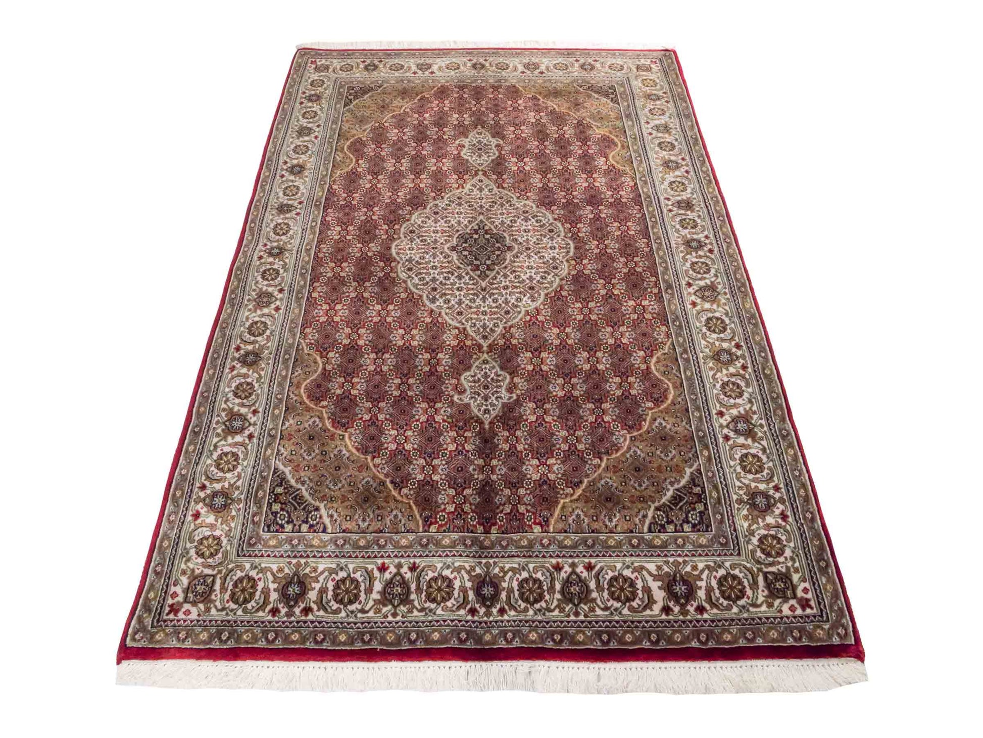Handgeknüpfter Indo Täbriz Mahi Orientteppich von Khademi aus Wolle, rot, beige. Klassisches Medaillon. Traditionell von Hand geknüpft in Indien. Größe: 186 cm x 120 cm. Teppichnummer: SB3-1121 | Jupiter Intl.