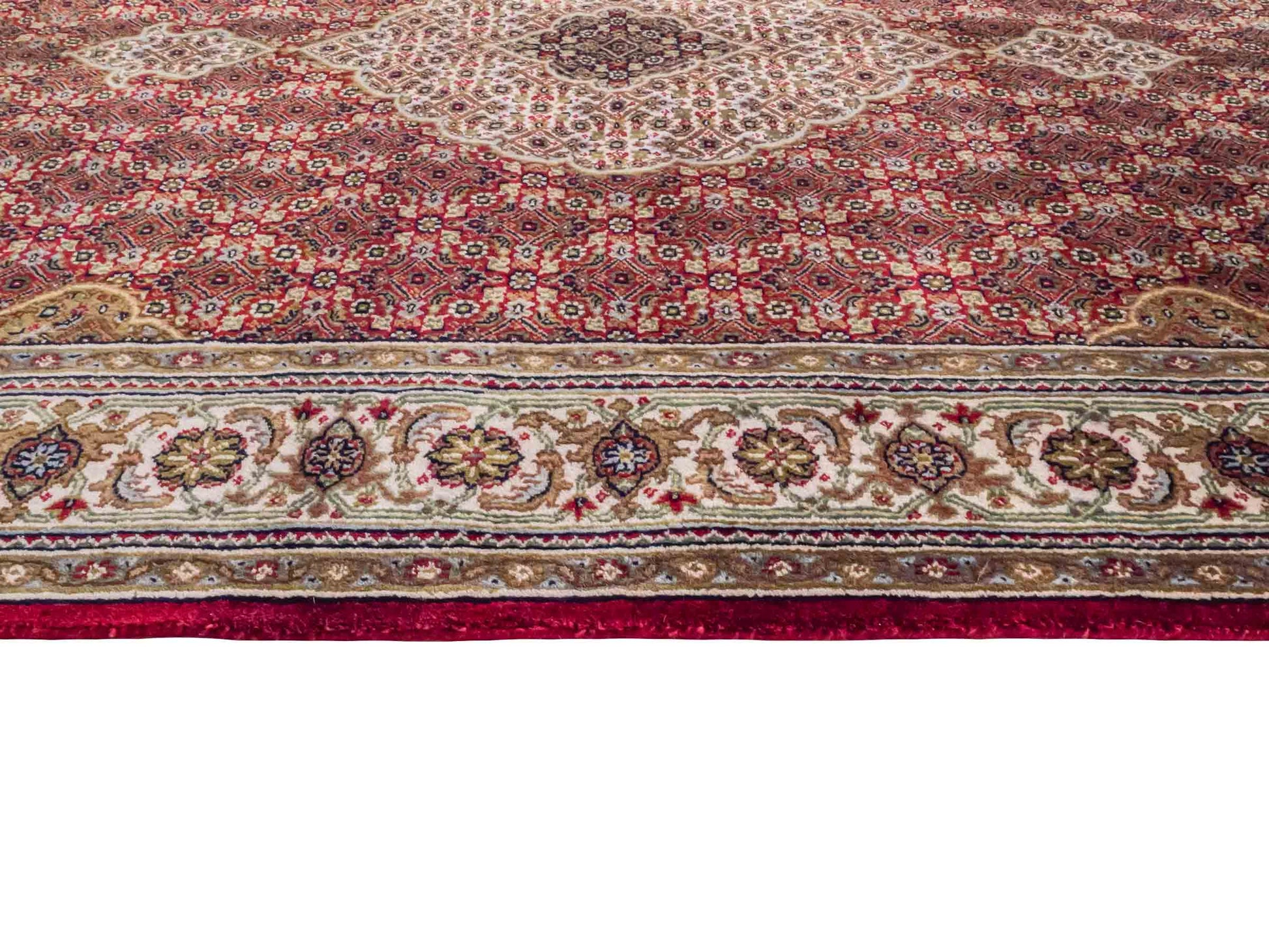 Handgeknüpfter Indo Täbriz Mahi Orientteppich von Khademi aus Wolle, rot, beige. Klassisches Medaillon. Traditionell von Hand geknüpft in Indien. Größe: 186 cm x 120 cm. Teppichnummer: SB3-1121 | Jupiter Intl.
