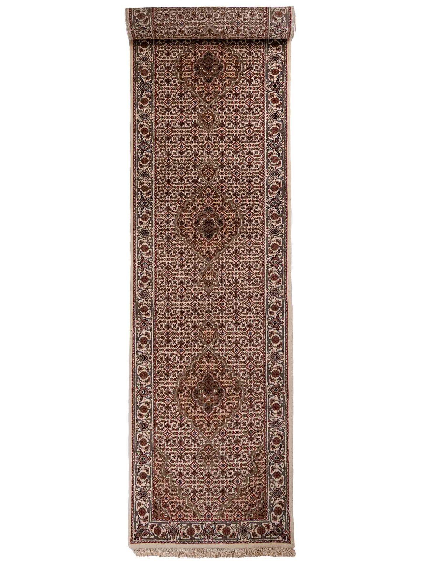 Handgeknüpfter Indo Täbriz Mahi  Läufer-Orientteppich von Khademi aus Wolle, creme, beige. Klassisches Medaillon-Design. Von Hand geknüpft in Indien. Größe: 405 cm x 80 cm. Teppichnummer: RB3-1061. Verkauf durch Jupiter Intl.