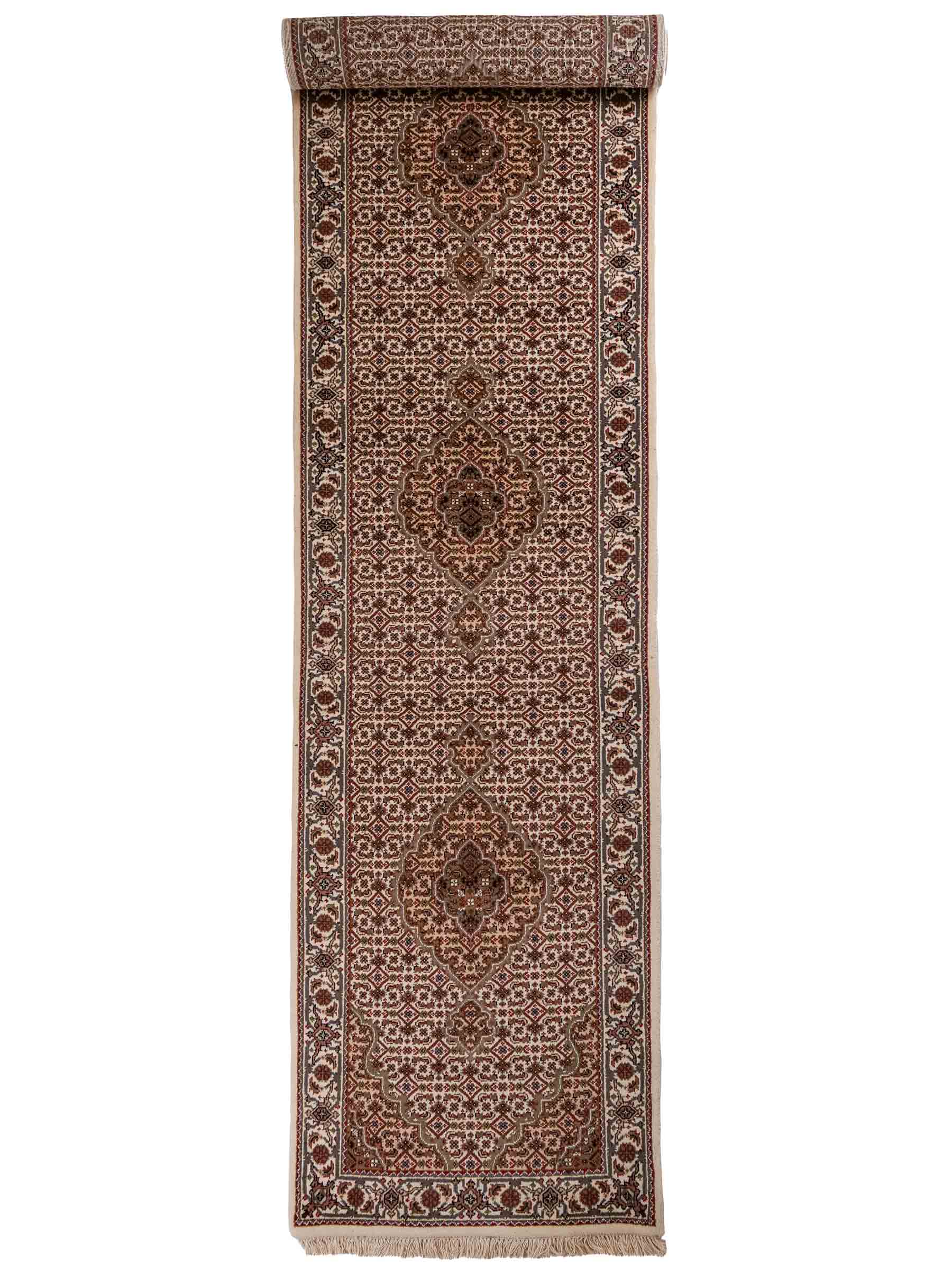 Handgeknüpfter Indo Täbriz Mahi  Läufer-Orientteppich von Khademi aus Wolle, creme, beige. Klassisches Medaillon-Design. Von Hand geknüpft in Indien. Größe: 405 cm x 80 cm. Teppichnummer: RB3-1061. Verkauf durch Jupiter Intl.