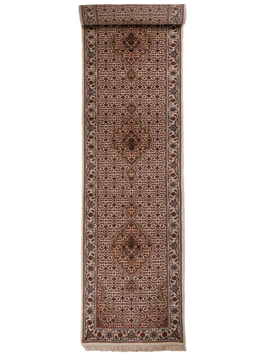 Handgeknüpfter Indo Täbriz Mahi  Läufer-Orientteppich von Khademi aus Wolle, creme, beige. Klassisches Medaillon-Design. Von Hand geknüpft in Indien. Größe: 405 cm x 80 cm. Teppichnummer: RB3-1061. Verkauf durch Jupiter Intl.
