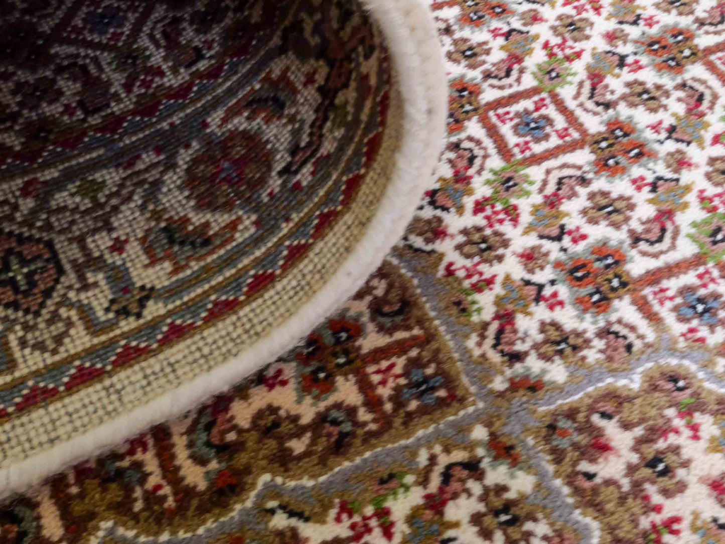 Handgeknüpfter Indo Täbriz Mahi  Läufer-Orientteppich von Khademi aus Wolle, creme, beige. Klassisches Medaillon-Design. Von Hand geknüpft in Indien. Größe: 405 cm x 80 cm. Teppichnummer: RB3-1061. Verkauf durch Jupiter Intl.