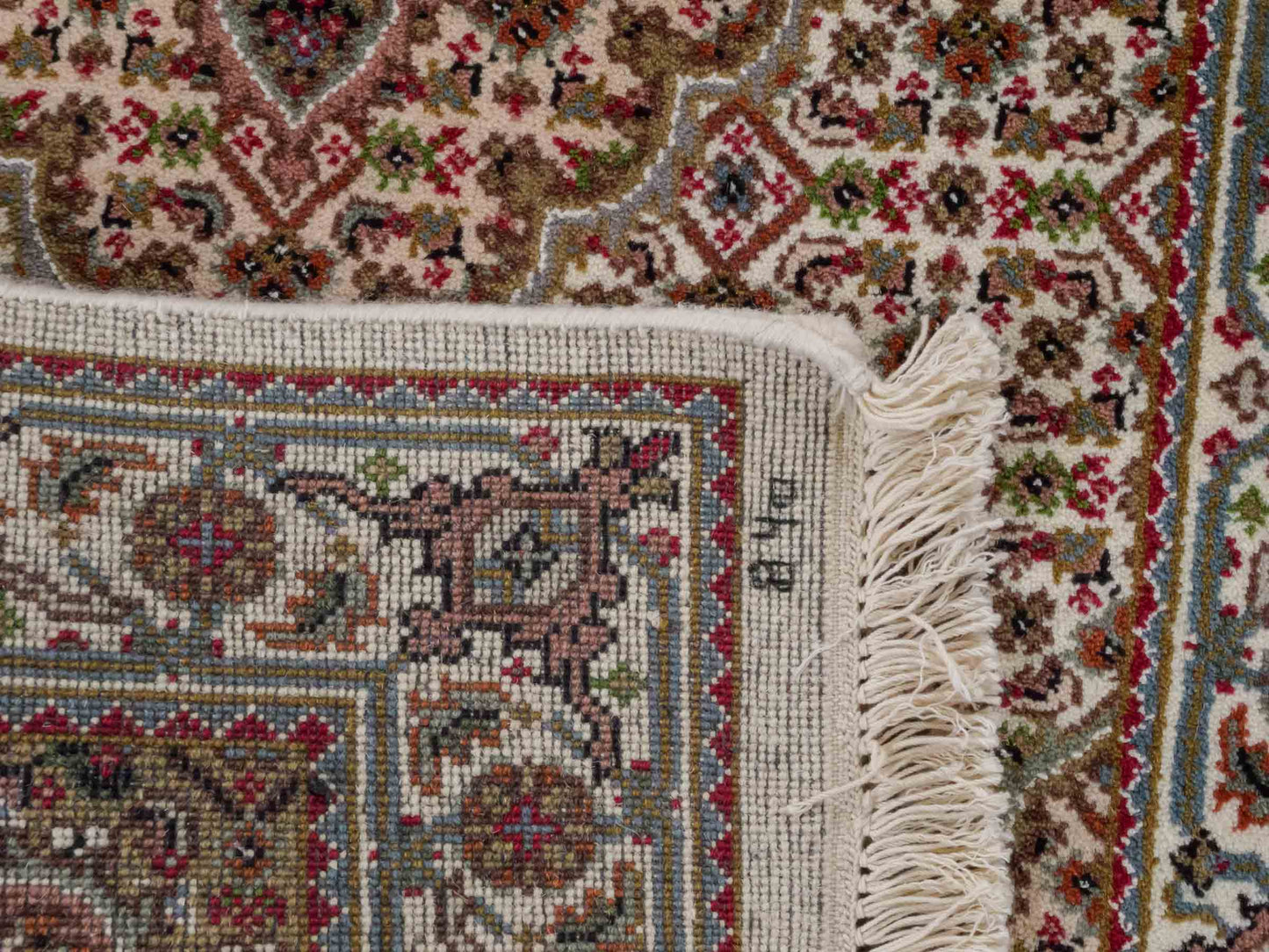 Handgeknüpfter Indo Täbriz Mahi  Läufer-Orientteppich von Khademi aus Wolle, creme, beige. Klassisches Medaillon-Design. Von Hand geknüpft in Indien. Größe: 405 cm x 80 cm. Teppichnummer: RB3-1061. Verkauf durch Jupiter Intl.