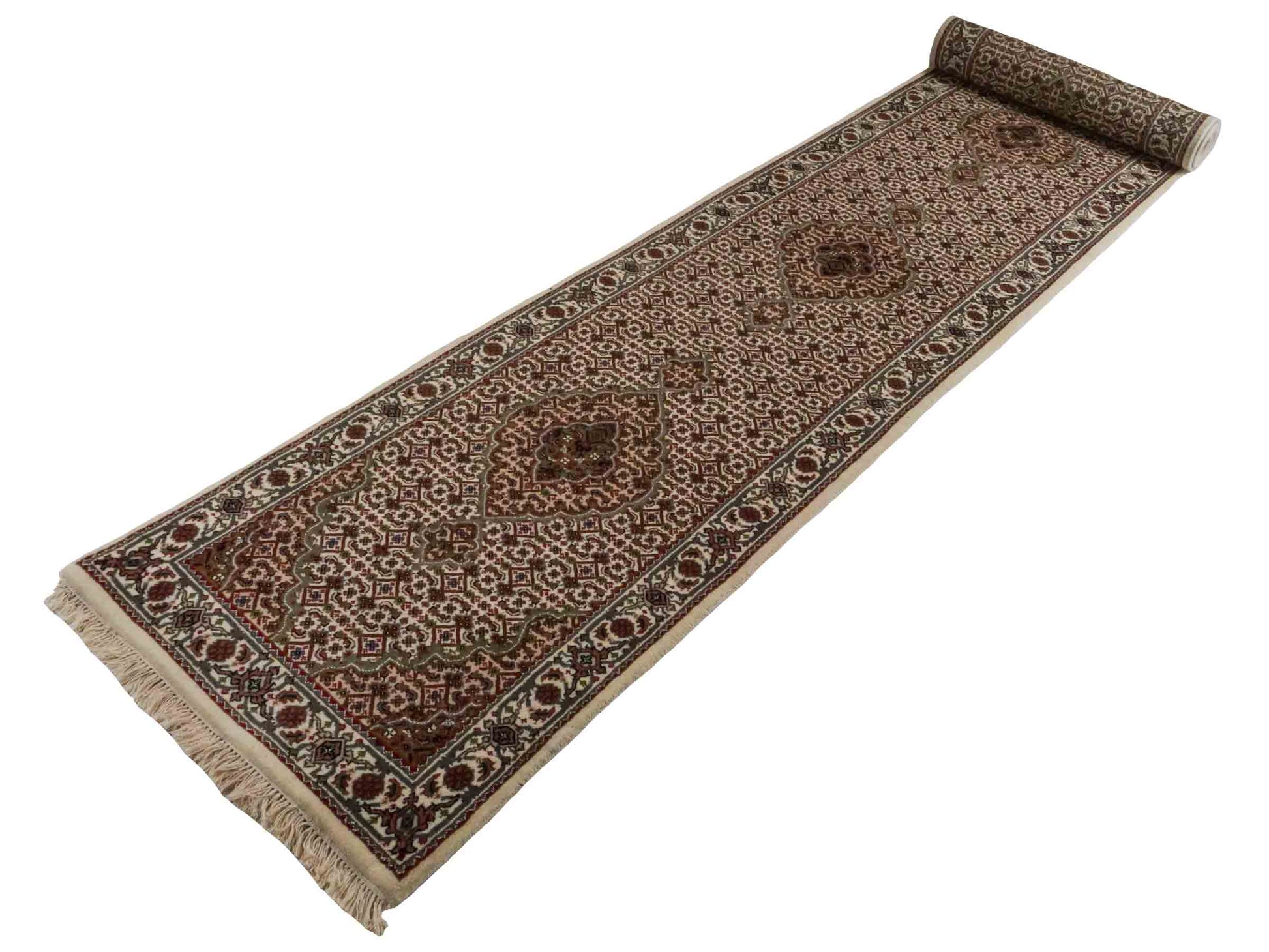 Handgeknüpfter Indo Täbriz Mahi  Läufer-Orientteppich von Khademi aus Wolle, creme, beige. Klassisches Medaillon-Design. Von Hand geknüpft in Indien. Größe: 405 cm x 80 cm. Teppichnummer: RB3-1061. Verkauf durch Jupiter Intl.