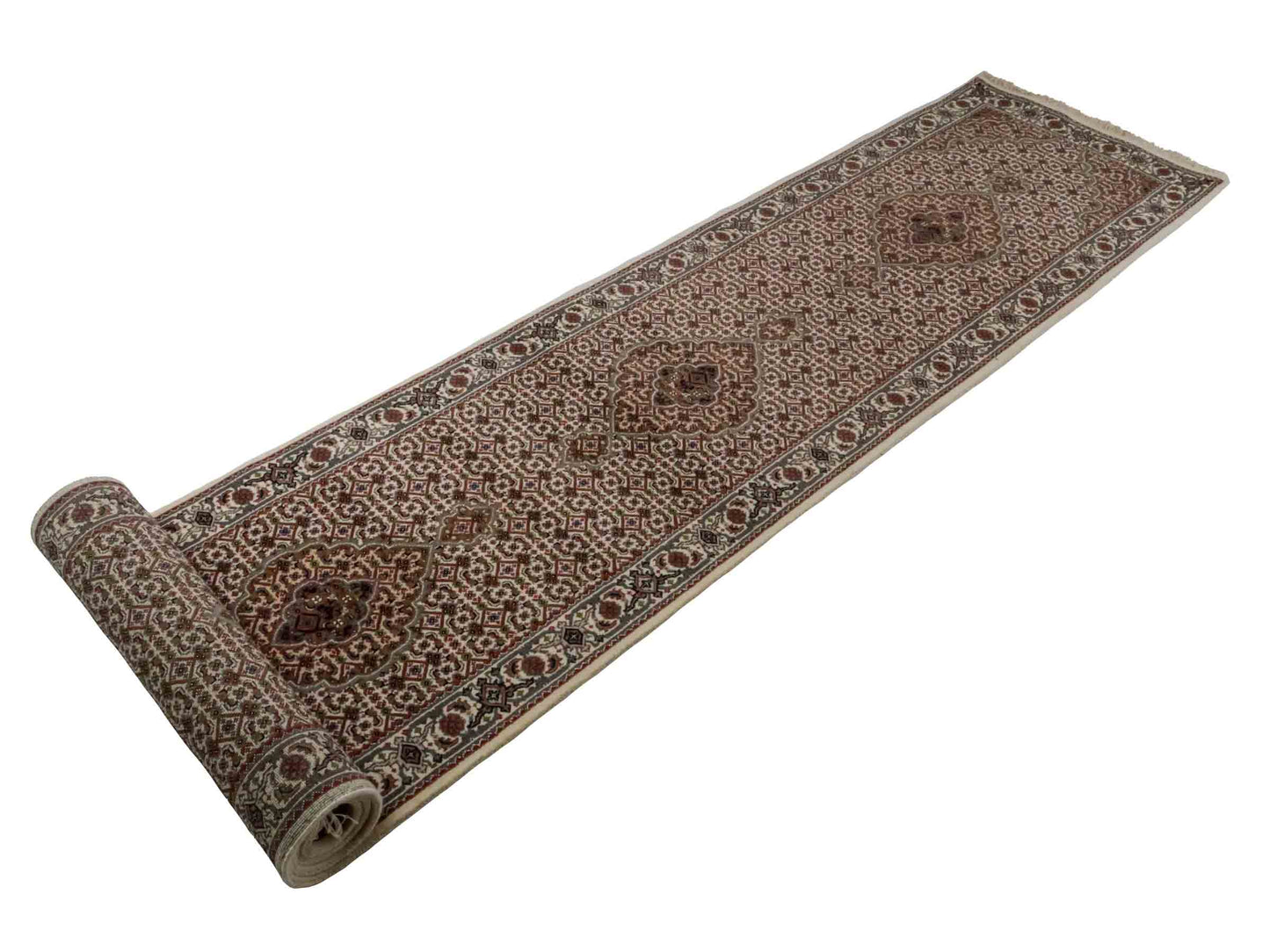 Handgeknüpfter Indo Täbriz Mahi  Läufer-Orientteppich von Khademi aus Wolle, creme, beige. Klassisches Medaillon-Design. Von Hand geknüpft in Indien. Größe: 405 cm x 80 cm. Teppichnummer: RB3-1061. Verkauf durch Jupiter Intl.