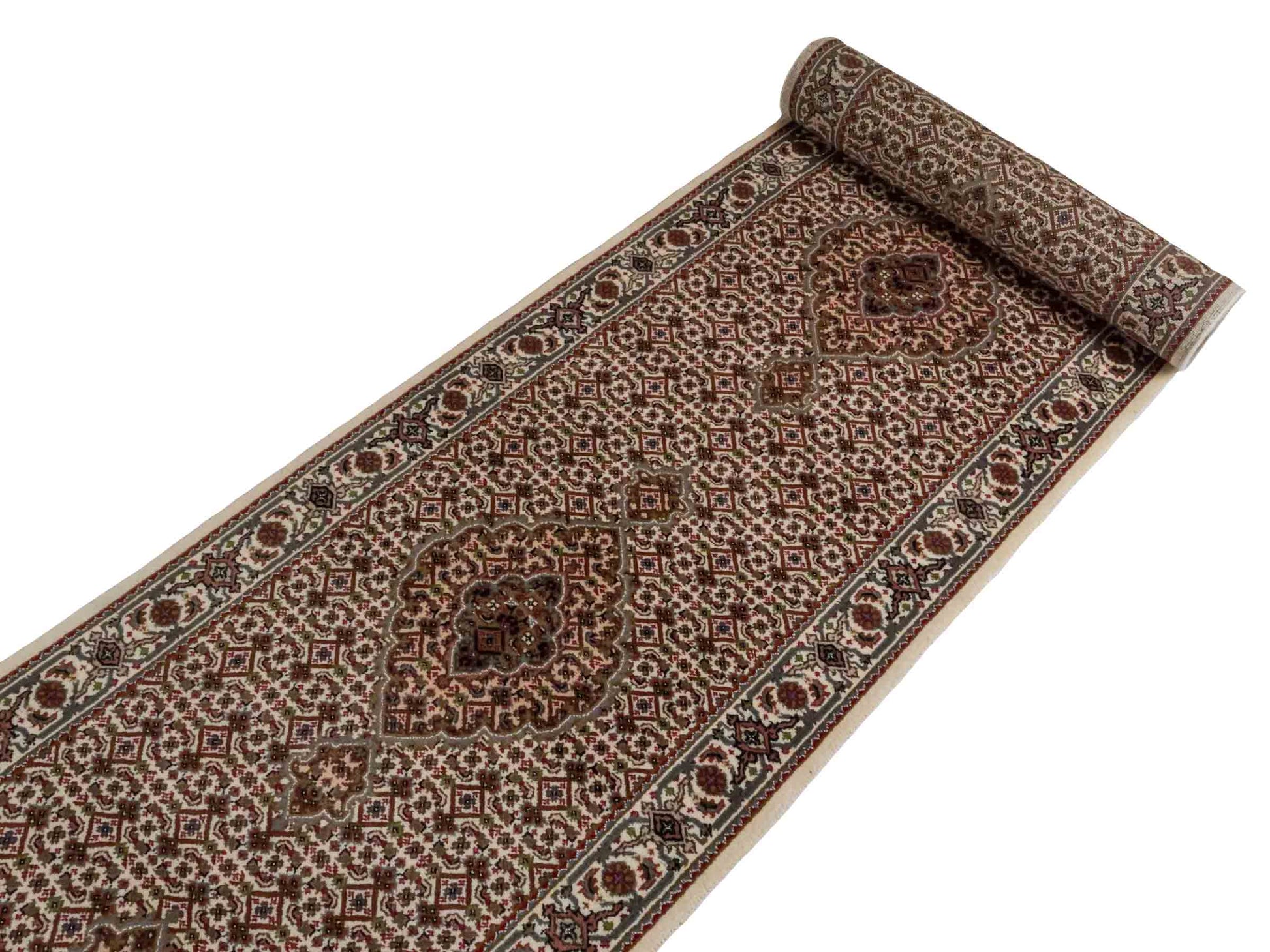 Handgeknüpfter Indo Täbriz Mahi  Läufer-Orientteppich von Khademi aus Wolle, creme, beige. Klassisches Medaillon-Design. Von Hand geknüpft in Indien. Größe: 405 cm x 80 cm. Teppichnummer: RB3-1061. Verkauf durch Jupiter Intl.