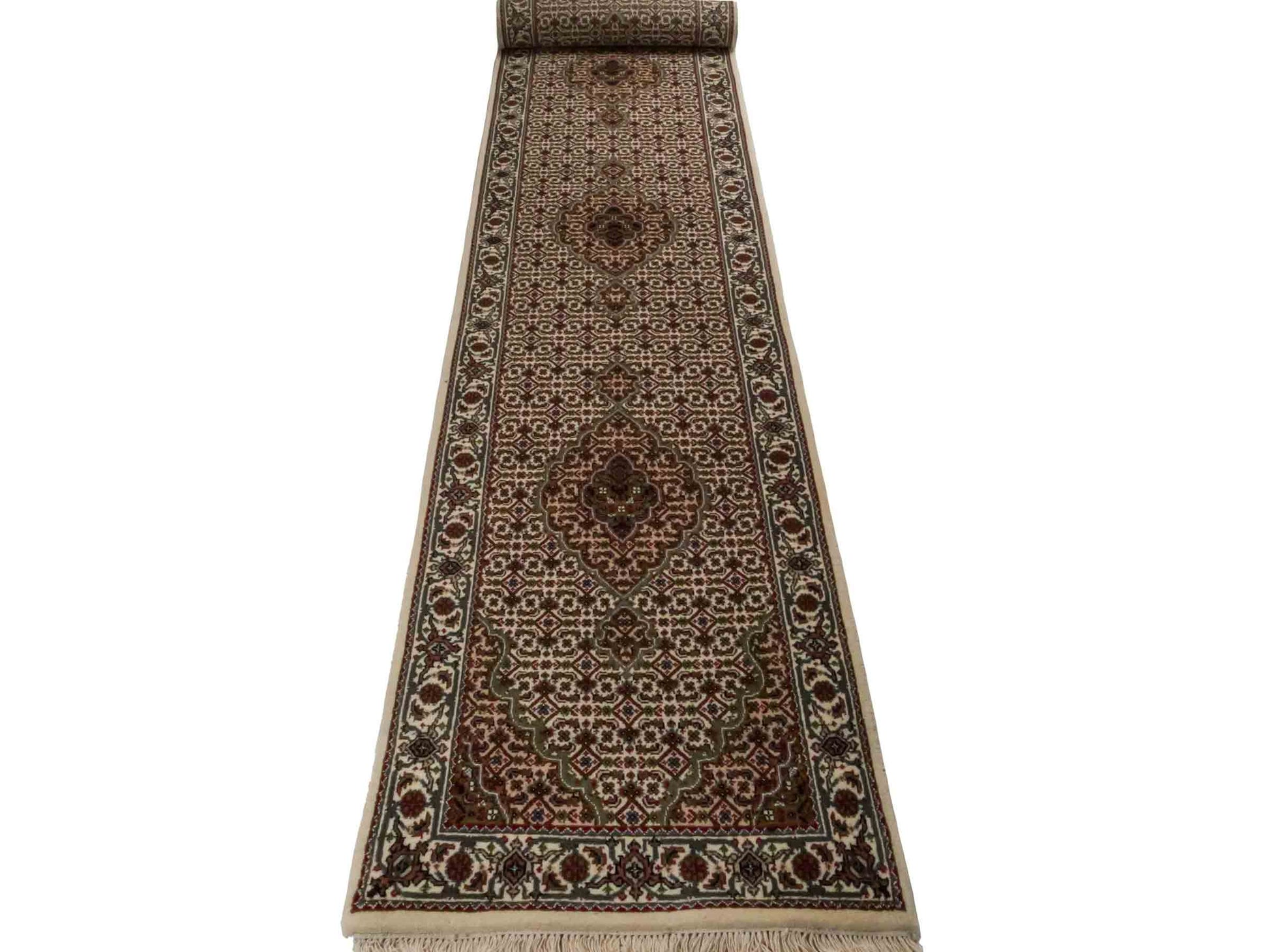 Handgeknüpfter Indo Täbriz Mahi  Läufer-Orientteppich von Khademi aus Wolle, creme, beige. Klassisches Medaillon-Design. Von Hand geknüpft in Indien. Größe: 405 cm x 80 cm. Teppichnummer: RB3-1061. Verkauf durch Jupiter Intl.