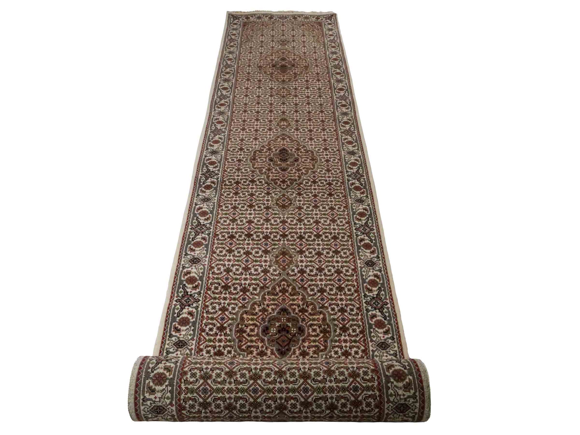Handgeknüpfter Indo Täbriz Mahi  Läufer-Orientteppich von Khademi aus Wolle, creme, beige. Klassisches Medaillon-Design. Von Hand geknüpft in Indien. Größe: 405 cm x 80 cm. Teppichnummer: RB3-1061. Verkauf durch Jupiter Intl.