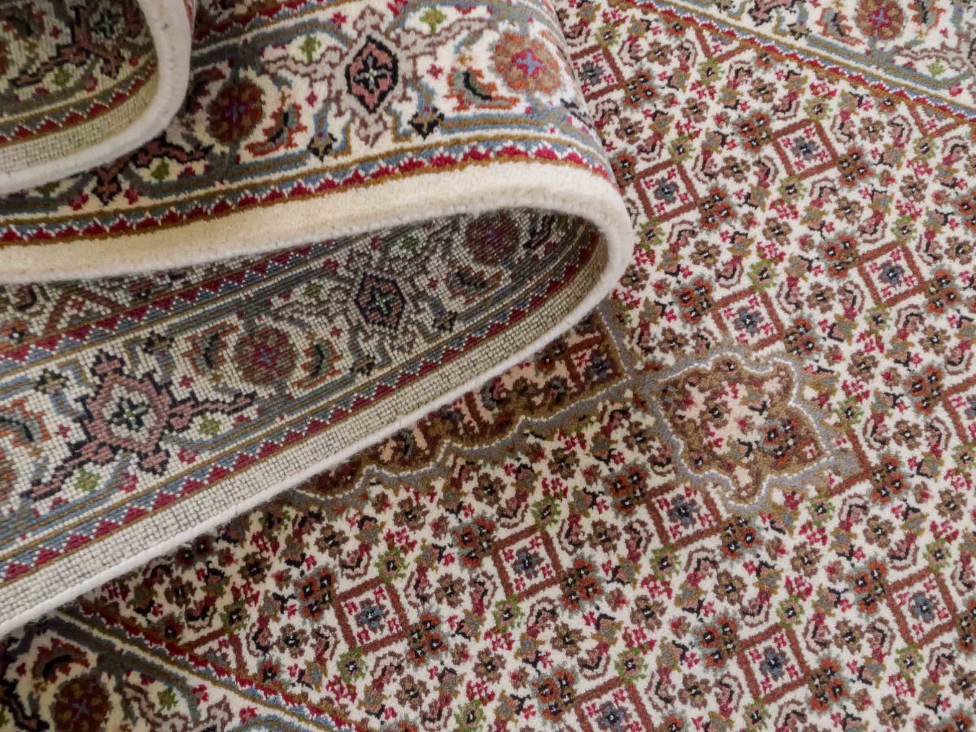 Handgeknüpfter Indo Täbriz Mahi  Läufer-Orientteppich von Khademi aus Wolle, creme, beige. Klassisches Medaillon-Design. Von Hand geknüpft in Indien. Größe: 405 cm x 80 cm. Teppichnummer: RB3-1061. Verkauf durch Jupiter Intl.