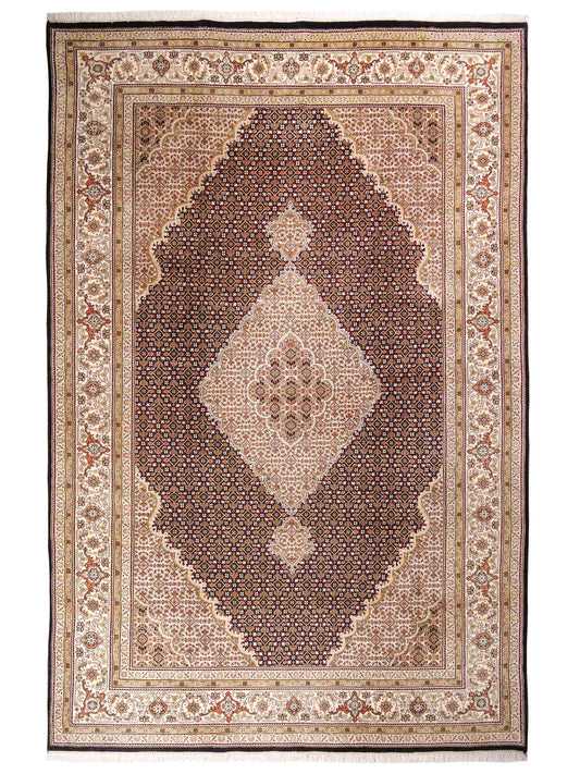 Handgeknüpfter Indo Täbriz Mahi Orientteppich von Khademi aus Wolle, schwarz, beige. Klassisches Medaillon. Traditionell von Hand geknüpft in Indien. Größe: 296 cm x 194 cm. Teppichnummer: SB3-1178 | Jupiter Intl.