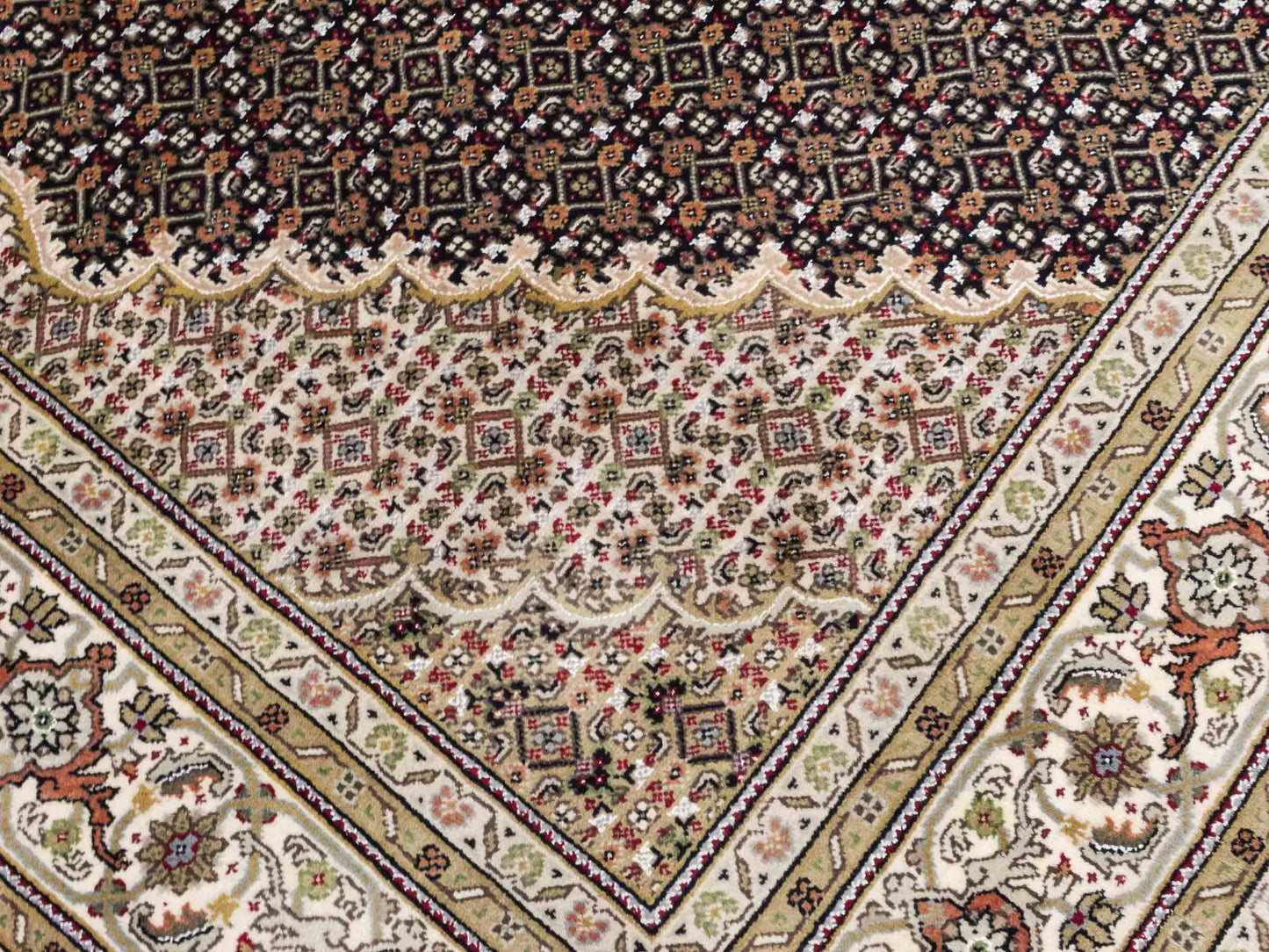 Handgeknüpfter Indo Täbriz Mahi Orientteppich von Khademi aus Wolle, schwarz, beige. Klassisches Medaillon. Traditionell von Hand geknüpft in Indien. Größe: 296 cm x 194 cm. Teppichnummer: SB3-1178 | Jupiter Intl.