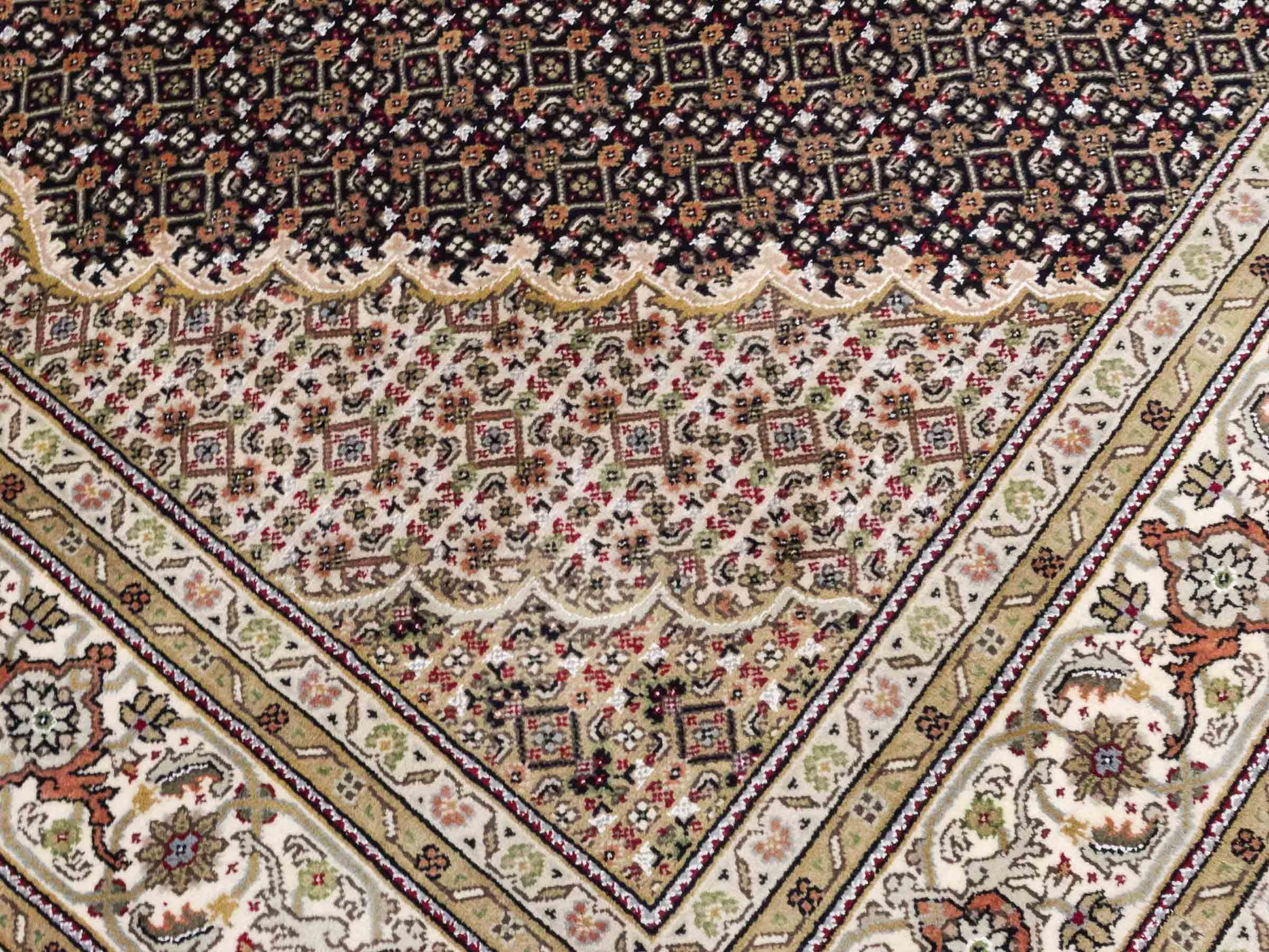 Handgeknüpfter Indo Täbriz Mahi Orientteppich von Khademi aus Wolle, schwarz, beige. Klassisches Medaillon. Traditionell von Hand geknüpft in Indien. Größe: 296 cm x 194 cm. Teppichnummer: SB3-1178 | Jupiter Intl.