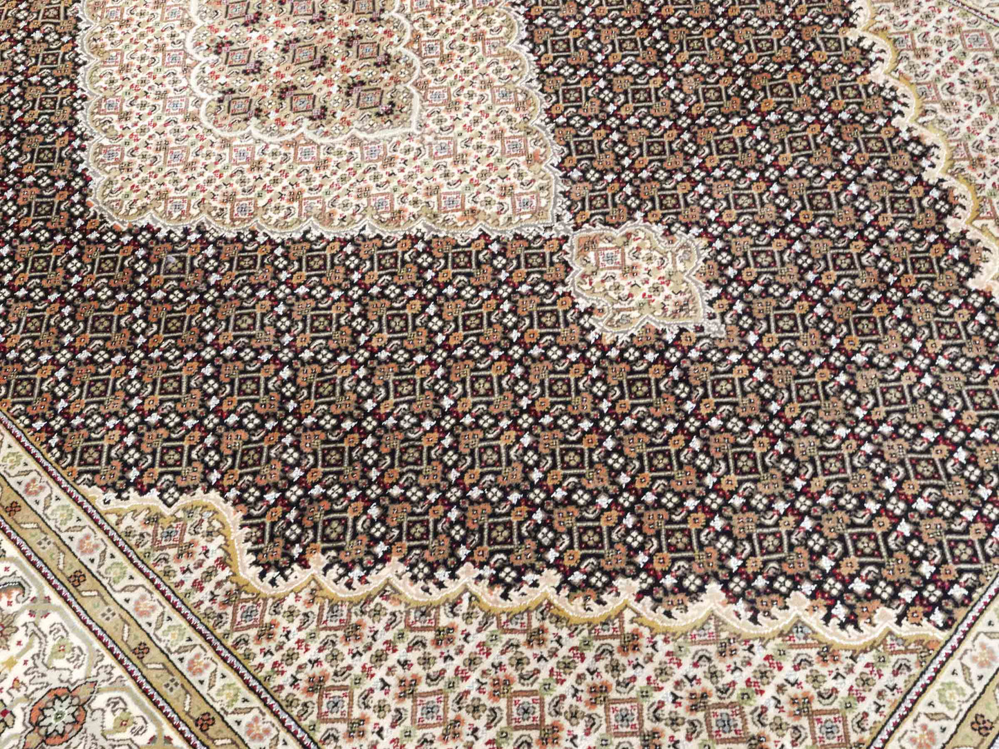 Handgeknüpfter Indo Täbriz Mahi Orientteppich von Khademi aus Wolle, schwarz, beige. Klassisches Medaillon. Traditionell von Hand geknüpft in Indien. Größe: 296 cm x 194 cm. Teppichnummer: SB3-1178 | Jupiter Intl.