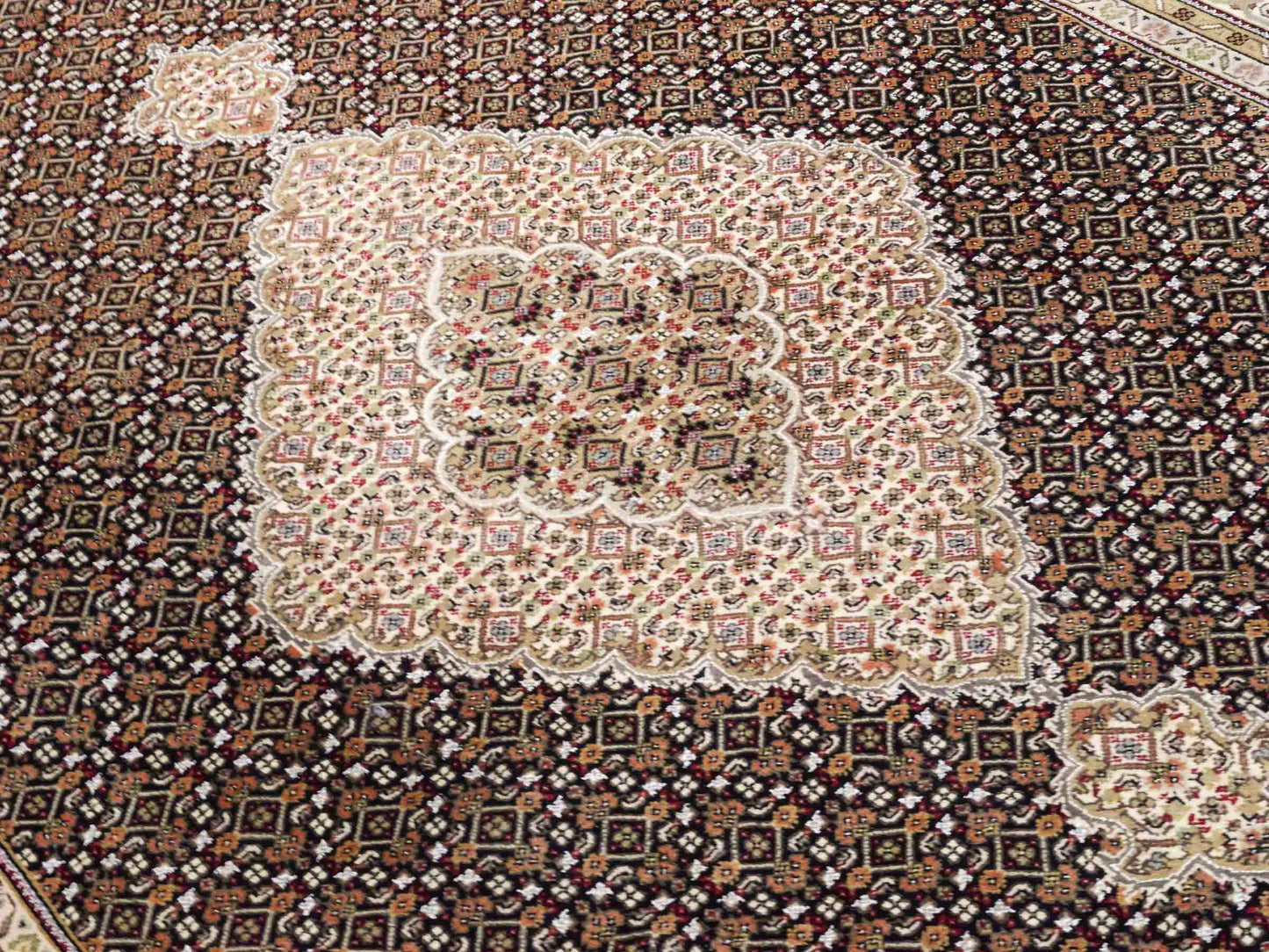 Handgeknüpfter Indo Täbriz Mahi Orientteppich von Khademi aus Wolle, schwarz, beige. Klassisches Medaillon. Traditionell von Hand geknüpft in Indien. Größe: 296 cm x 194 cm. Teppichnummer: SB3-1178 | Jupiter Intl.