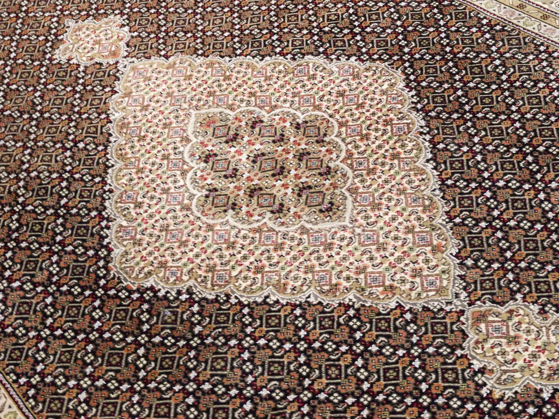Handgeknüpfter Indo Täbriz Mahi Orientteppich von Khademi aus Wolle, schwarz, beige. Klassisches Medaillon. Traditionell von Hand geknüpft in Indien. Größe: 296 cm x 194 cm. Teppichnummer: SB3-1178 | Jupiter Intl.