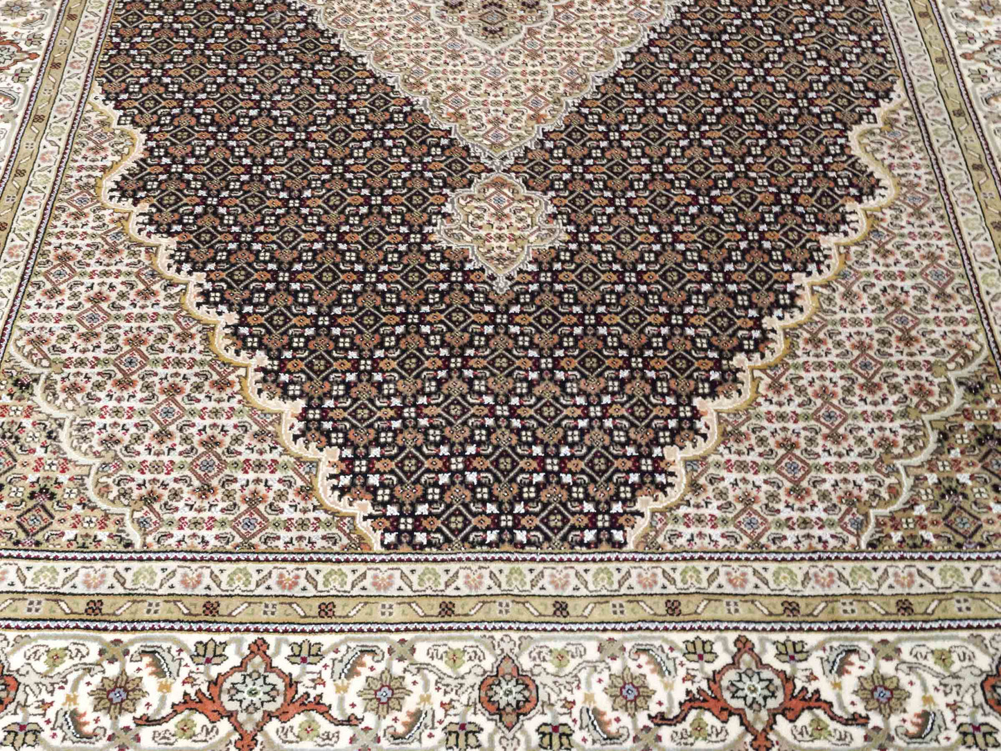 Handgeknüpfter Indo Täbriz Mahi Orientteppich von Khademi aus Wolle, schwarz, beige. Klassisches Medaillon. Traditionell von Hand geknüpft in Indien. Größe: 296 cm x 194 cm. Teppichnummer: SB3-1178 | Jupiter Intl.