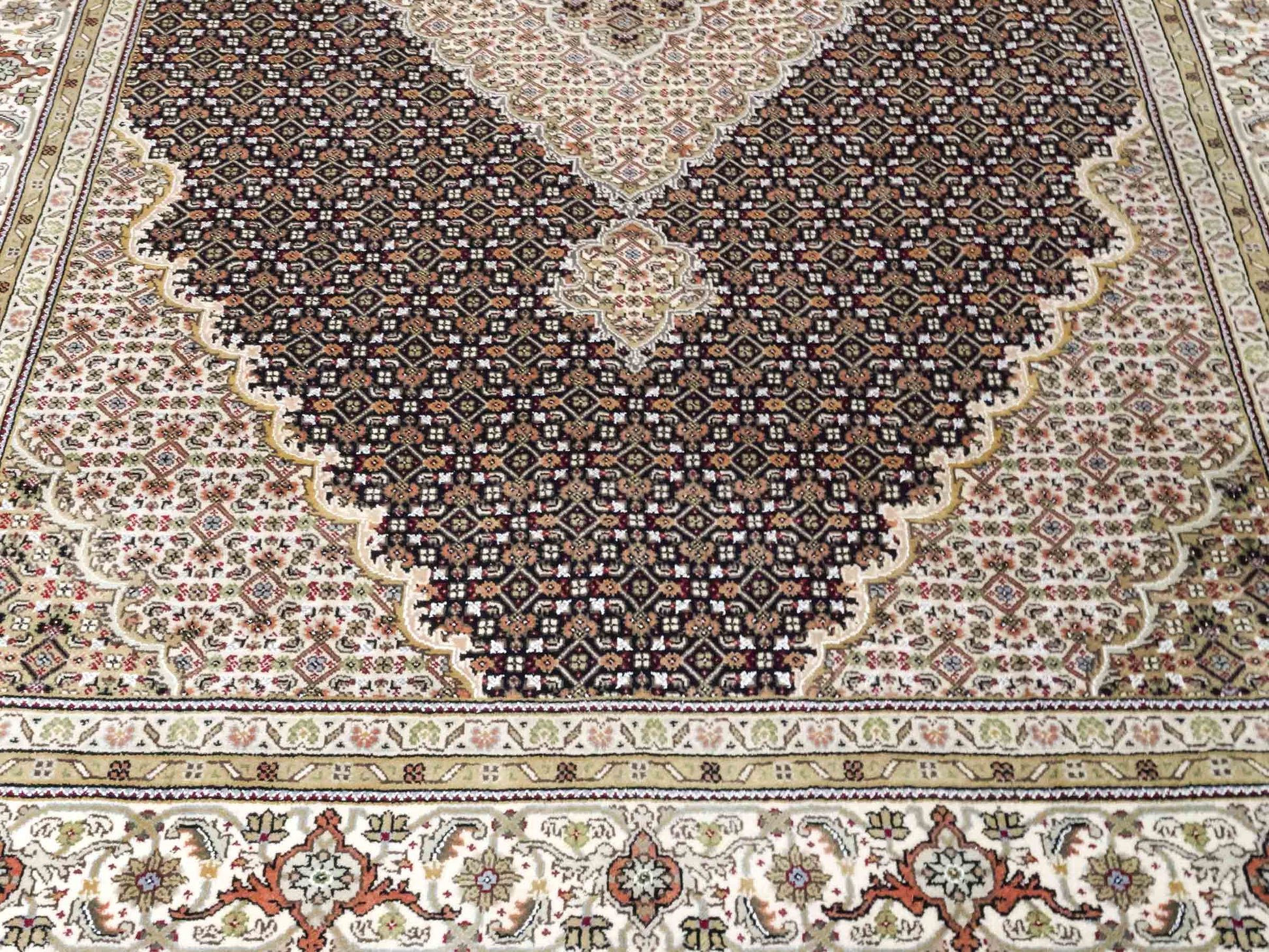 Handgeknüpfter Indo Täbriz Mahi Orientteppich von Khademi aus Wolle, schwarz, beige. Klassisches Medaillon. Traditionell von Hand geknüpft in Indien. Größe: 296 cm x 194 cm. Teppichnummer: SB3-1178 | Jupiter Intl.