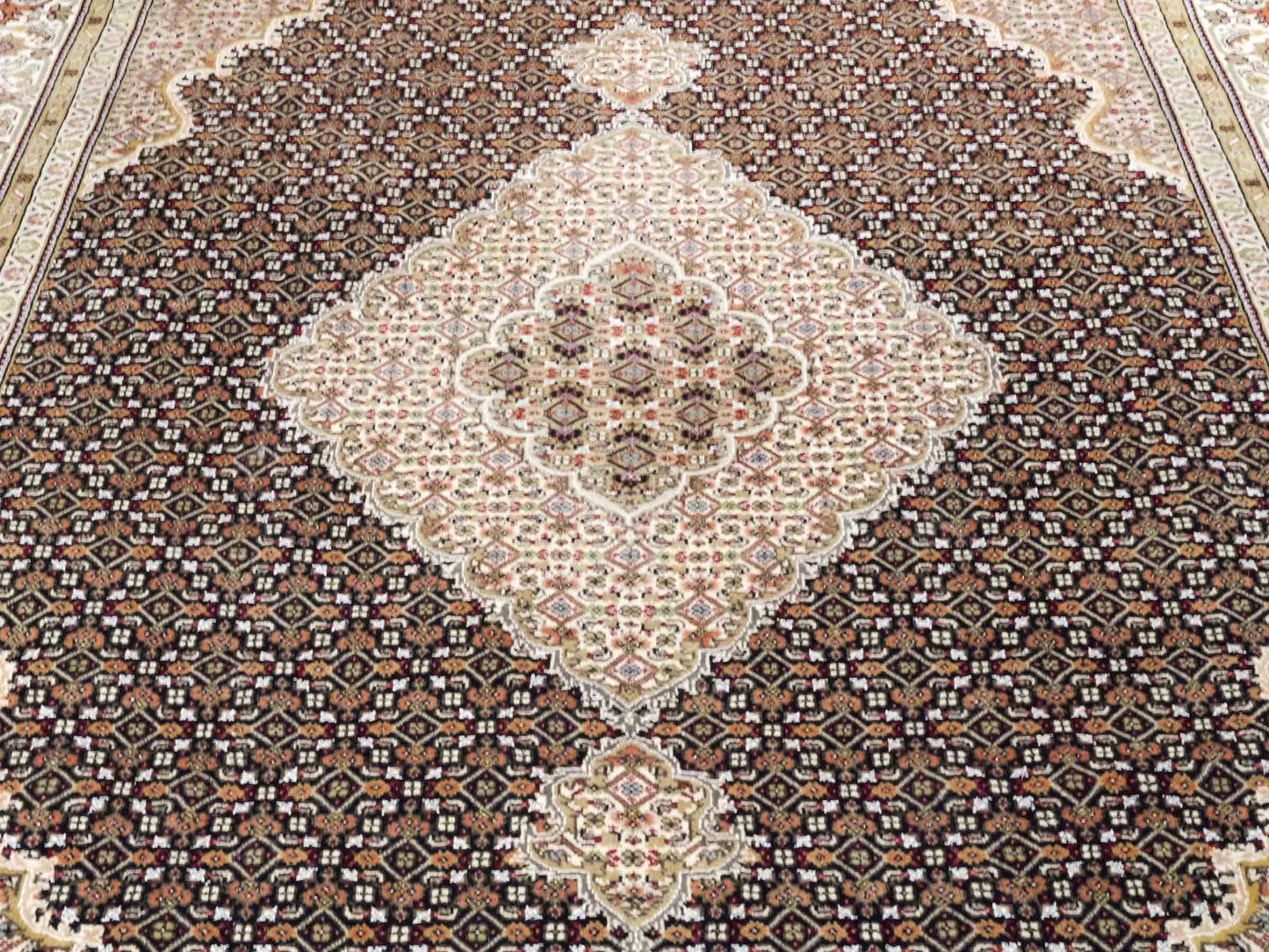 Handgeknüpfter Indo Täbriz Mahi Orientteppich von Khademi aus Wolle, schwarz, beige. Klassisches Medaillon. Traditionell von Hand geknüpft in Indien. Größe: 296 cm x 194 cm. Teppichnummer: SB3-1178 | Jupiter Intl.