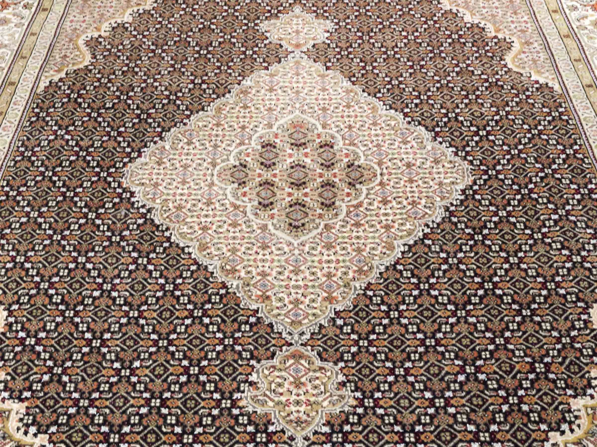 Handgeknüpfter Indo Täbriz Mahi Orientteppich von Khademi aus Wolle, schwarz, beige. Klassisches Medaillon. Traditionell von Hand geknüpft in Indien. Größe: 296 cm x 194 cm. Teppichnummer: SB3-1178 | Jupiter Intl.