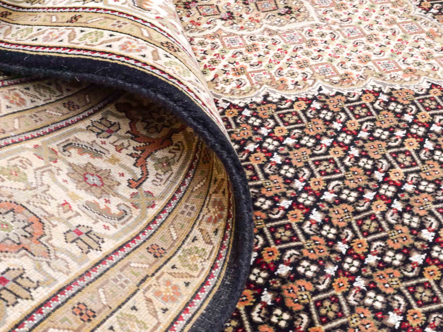 Handgeknüpfter Indo Täbriz Mahi Orientteppich von Khademi aus Wolle, schwarz, beige. Klassisches Medaillon. Traditionell von Hand geknüpft in Indien. Größe: 296 cm x 194 cm. Teppichnummer: SB3-1178 | Jupiter Intl.