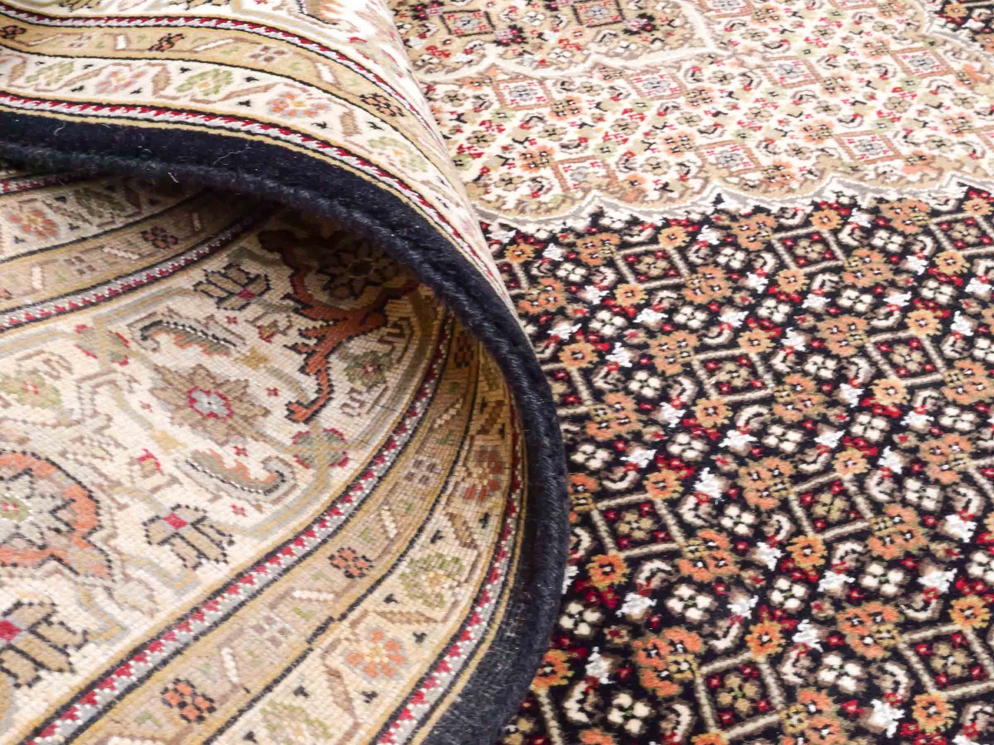 Handgeknüpfter Indo Täbriz Mahi Orientteppich von Khademi aus Wolle, schwarz, beige. Klassisches Medaillon. Traditionell von Hand geknüpft in Indien. Größe: 296 cm x 194 cm. Teppichnummer: SB3-1178 | Jupiter Intl.