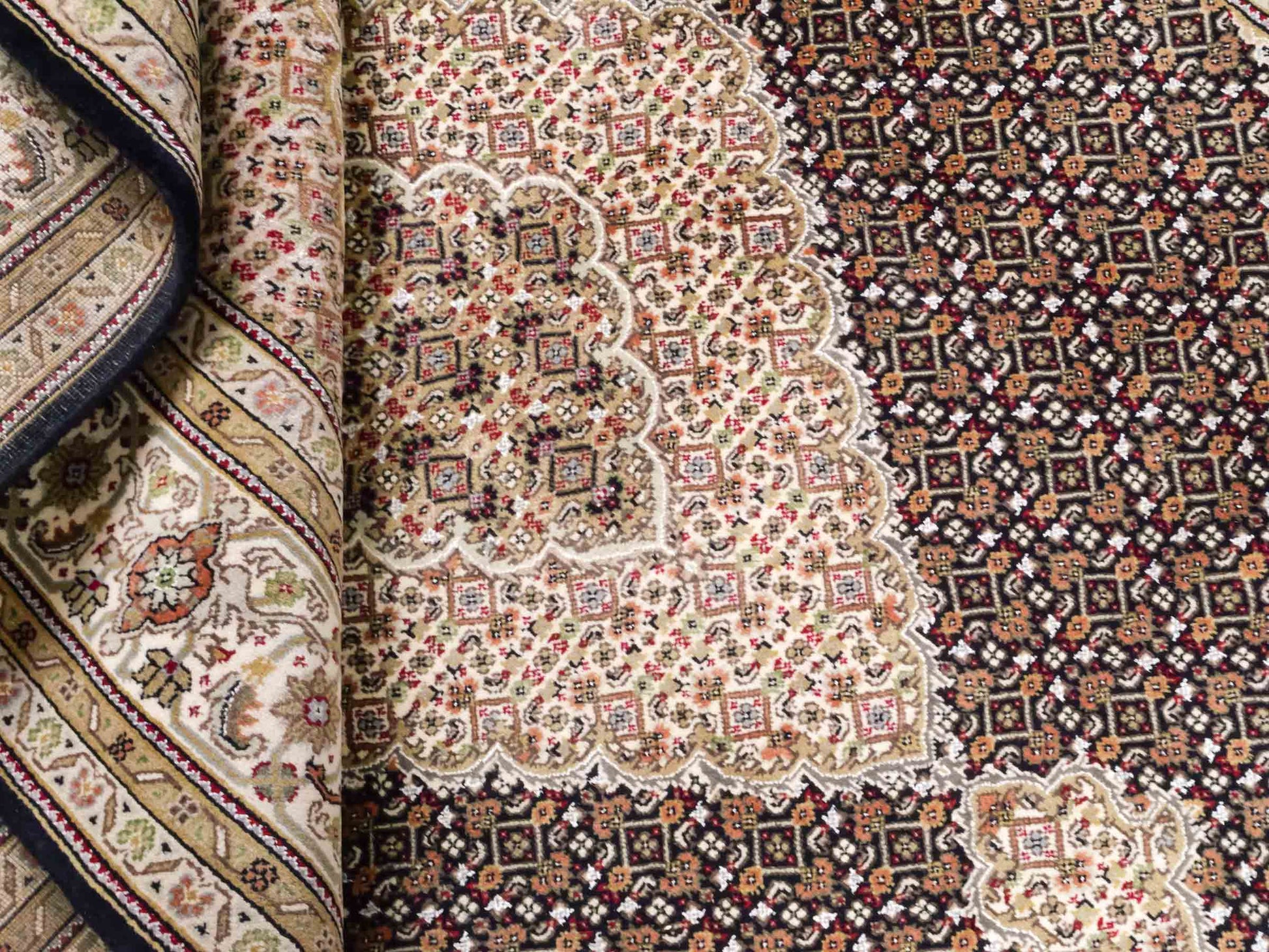 Handgeknüpfter Indo Täbriz Mahi Orientteppich von Khademi aus Wolle, schwarz, beige. Klassisches Medaillon. Traditionell von Hand geknüpft in Indien. Größe: 296 cm x 194 cm. Teppichnummer: SB3-1178 | Jupiter Intl.