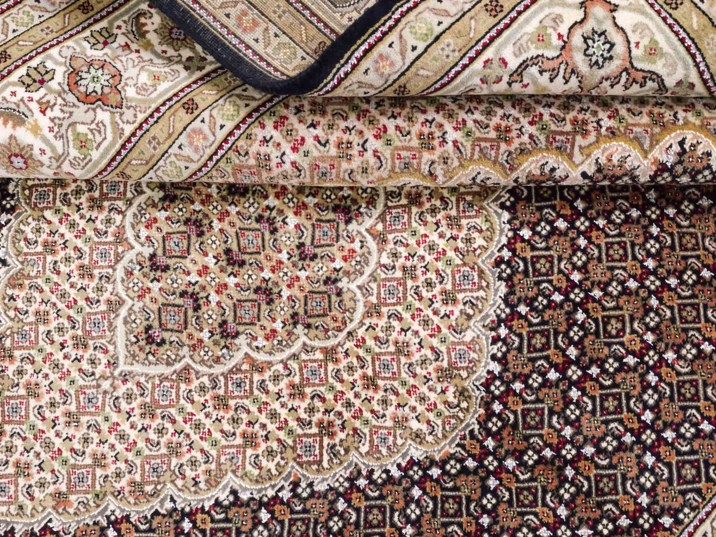 Handgeknüpfter Indo Täbriz Mahi Orientteppich von Khademi aus Wolle, schwarz, beige. Klassisches Medaillon. Traditionell von Hand geknüpft in Indien. Größe: 296 cm x 194 cm. Teppichnummer: SB3-1178 | Jupiter Intl.