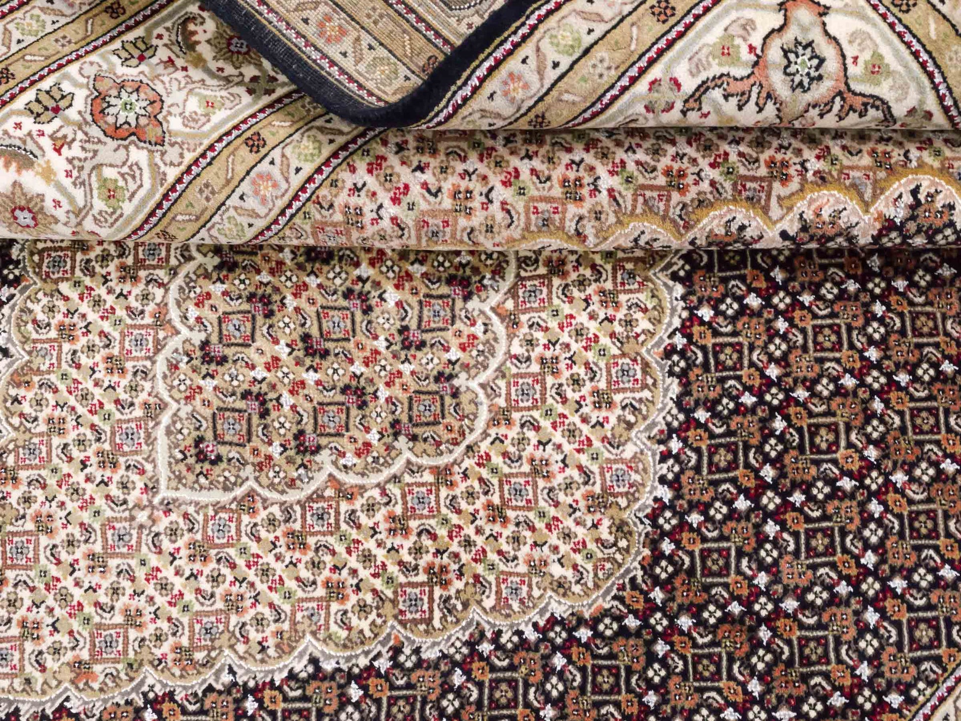 Handgeknüpfter Indo Täbriz Mahi Orientteppich von Khademi aus Wolle, schwarz, beige. Klassisches Medaillon. Traditionell von Hand geknüpft in Indien. Größe: 296 cm x 194 cm. Teppichnummer: SB3-1178 | Jupiter Intl.