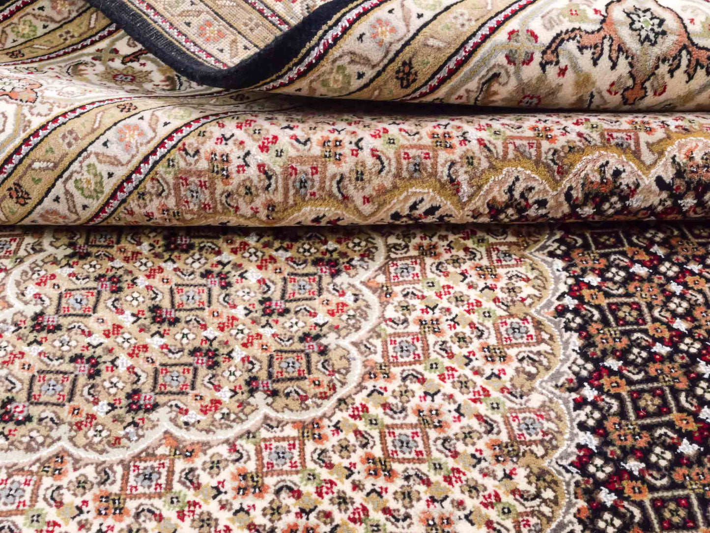 Handgeknüpfter Indo Täbriz Mahi Orientteppich von Khademi aus Wolle, schwarz, beige. Klassisches Medaillon. Traditionell von Hand geknüpft in Indien. Größe: 296 cm x 194 cm. Teppichnummer: SB3-1178 | Jupiter Intl.
