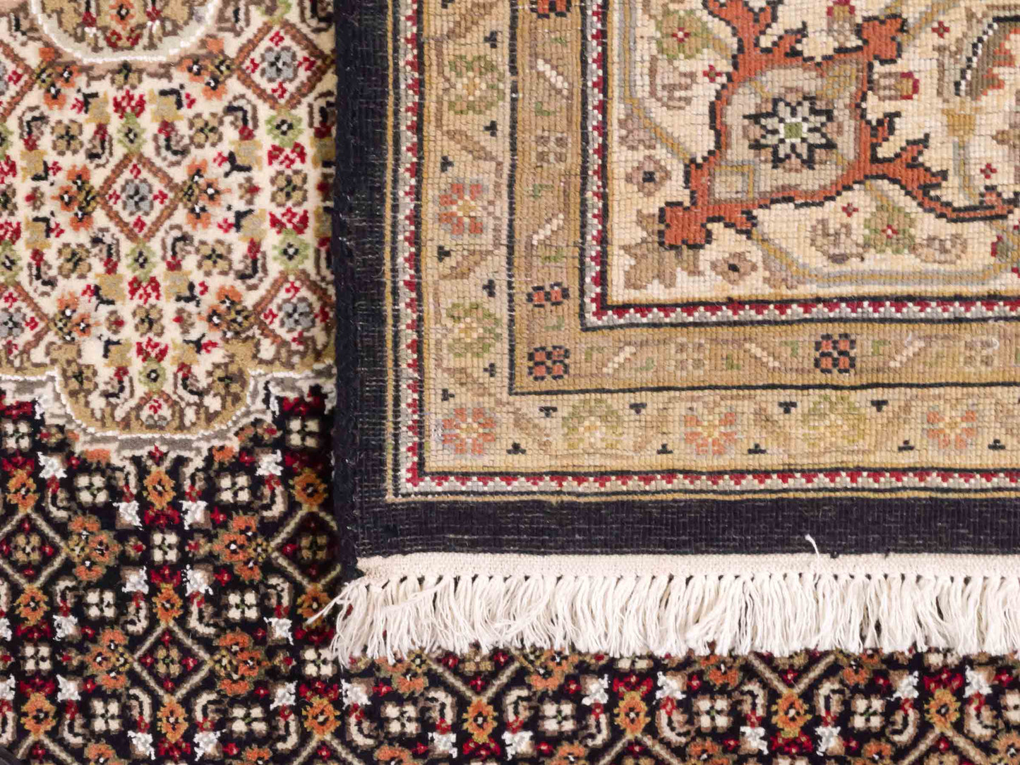 Handgeknüpfter Indo Täbriz Mahi Orientteppich von Khademi aus Wolle, schwarz, beige. Klassisches Medaillon. Traditionell von Hand geknüpft in Indien. Größe: 296 cm x 194 cm. Teppichnummer: SB3-1178 | Jupiter Intl.