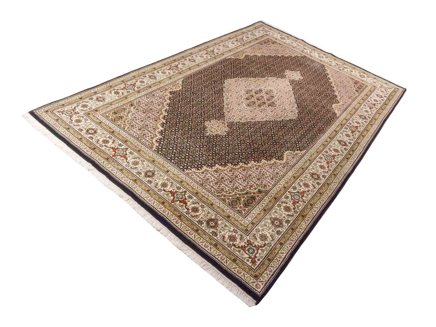 Handgeknüpfter Indo Täbriz Mahi Orientteppich von Khademi aus Wolle, schwarz, beige. Klassisches Medaillon. Traditionell von Hand geknüpft in Indien. Größe: 296 cm x 194 cm. Teppichnummer: SB3-1178 | Jupiter Intl.