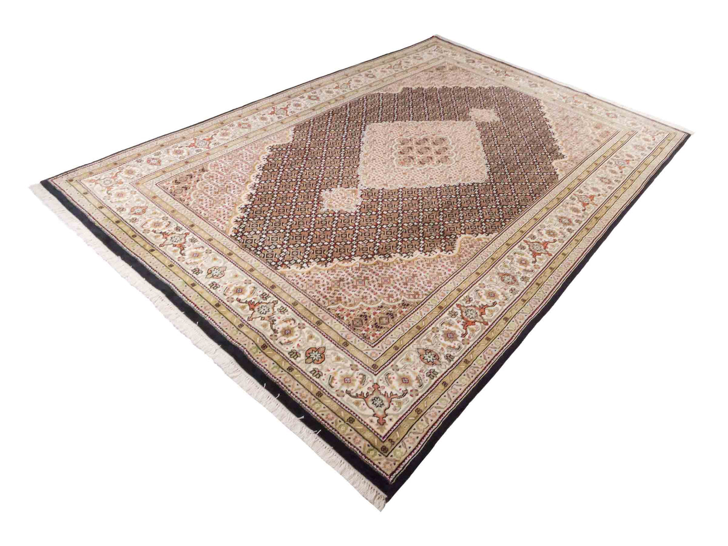Handgeknüpfter Indo Täbriz Mahi Orientteppich von Khademi aus Wolle, schwarz, beige. Klassisches Medaillon. Traditionell von Hand geknüpft in Indien. Größe: 296 cm x 194 cm. Teppichnummer: SB3-1178 | Jupiter Intl.