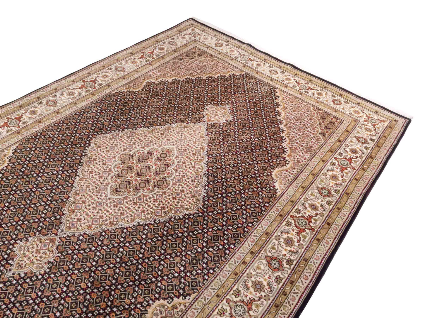 Handgeknüpfter Indo Täbriz Mahi Orientteppich von Khademi aus Wolle, schwarz, beige. Klassisches Medaillon. Traditionell von Hand geknüpft in Indien. Größe: 296 cm x 194 cm. Teppichnummer: SB3-1178 | Jupiter Intl.
