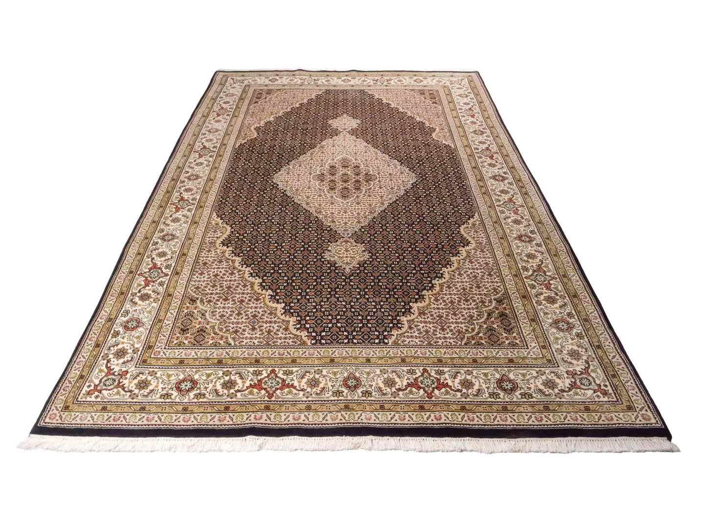 Handgeknüpfter Indo Täbriz Mahi Orientteppich von Khademi aus Wolle, schwarz, beige. Klassisches Medaillon. Traditionell von Hand geknüpft in Indien. Größe: 296 cm x 194 cm. Teppichnummer: SB3-1178 | Jupiter Intl.