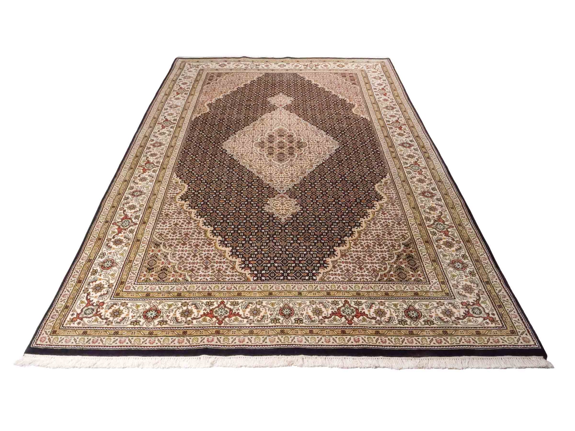 Handgeknüpfter Indo Täbriz Mahi Orientteppich von Khademi aus Wolle, schwarz, beige. Klassisches Medaillon. Traditionell von Hand geknüpft in Indien. Größe: 296 cm x 194 cm. Teppichnummer: SB3-1178 | Jupiter Intl.