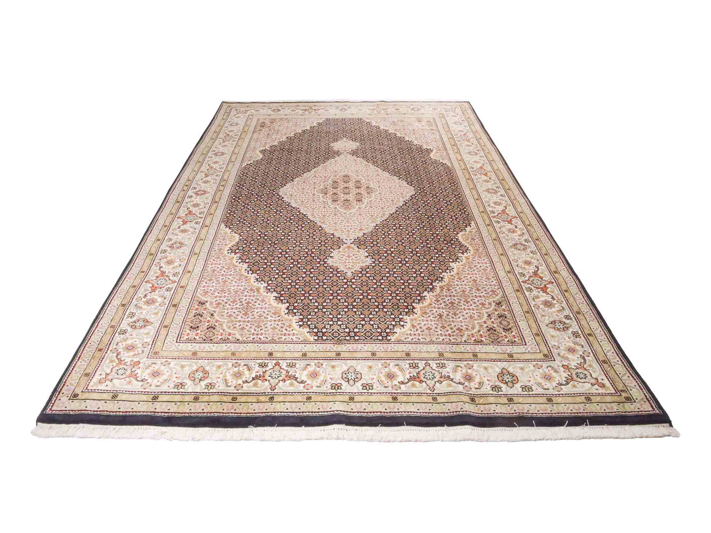 Handgeknüpfter Indo Täbriz Mahi Orientteppich von Khademi aus Wolle, schwarz, beige. Klassisches Medaillon. Traditionell von Hand geknüpft in Indien. Größe: 296 cm x 194 cm. Teppichnummer: SB3-1178 | Jupiter Intl.