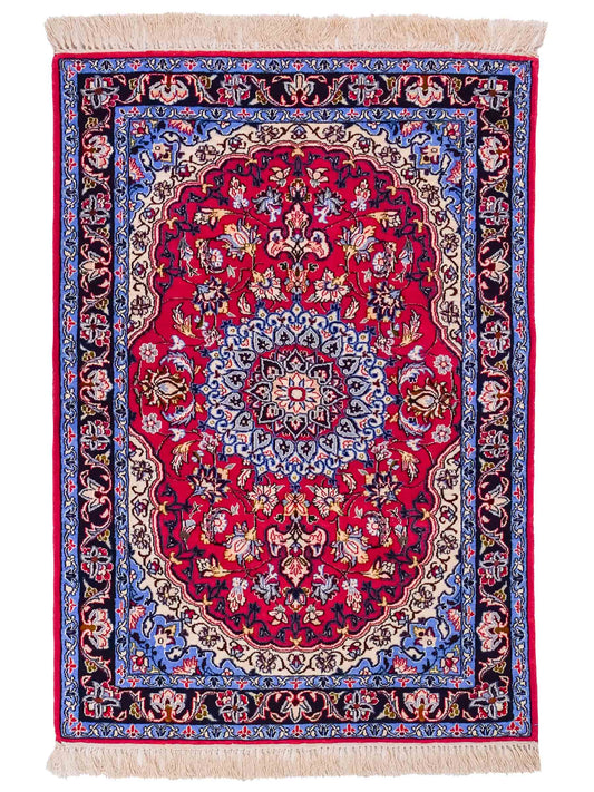 Handgeknüpfter Isfahan Perserteppich von Khademi aus Wolle mit Seide, rot-blau. Feiner, persischer Teppich mit Medaillon. Orientteppich, geknüpft in Iran. Größe: 102 x 72 cm. Teppichnummer: SB3-1097 | Jupiter Intl