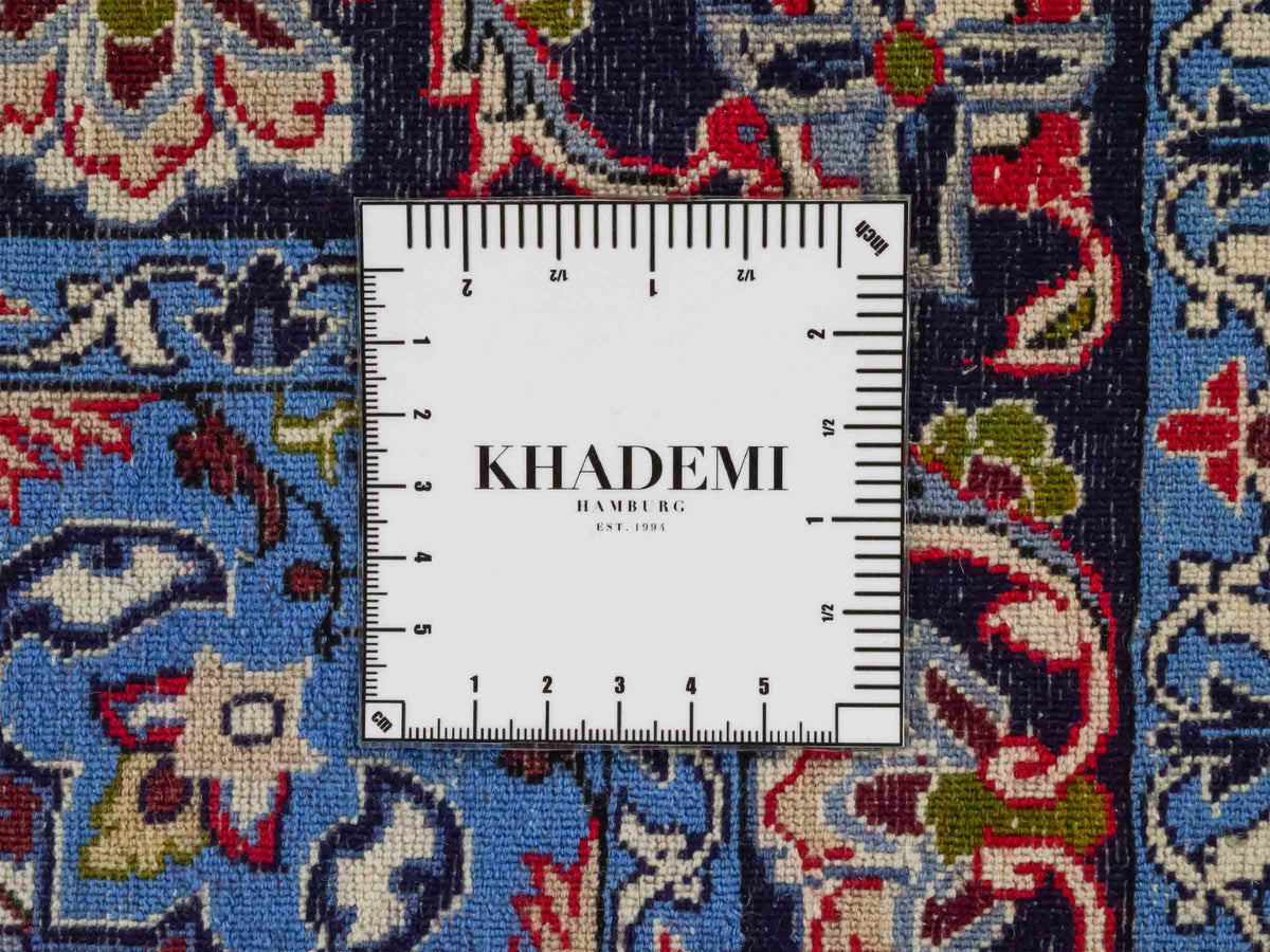 Handgeknüpfter Isfahan Perserteppich von Khademi aus Wolle mit Seide, rot-blau. Feiner, persischer Teppich mit Medaillon. Orientteppich, geknüpft in Iran. Größe: 102 x 72 cm. Teppichnummer: SB3-1097 | Jupiter Intl